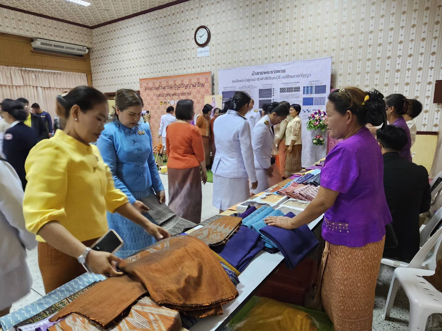 จังหวัดหนองคาย จัดพิธีมอบลายผ้าพระราชทาน “ผ้าลายสิริราชพัสตราภรณ์” สืบสานภูมิปัญญายกระดับผ้าไทยสู่มาตรฐานสากล