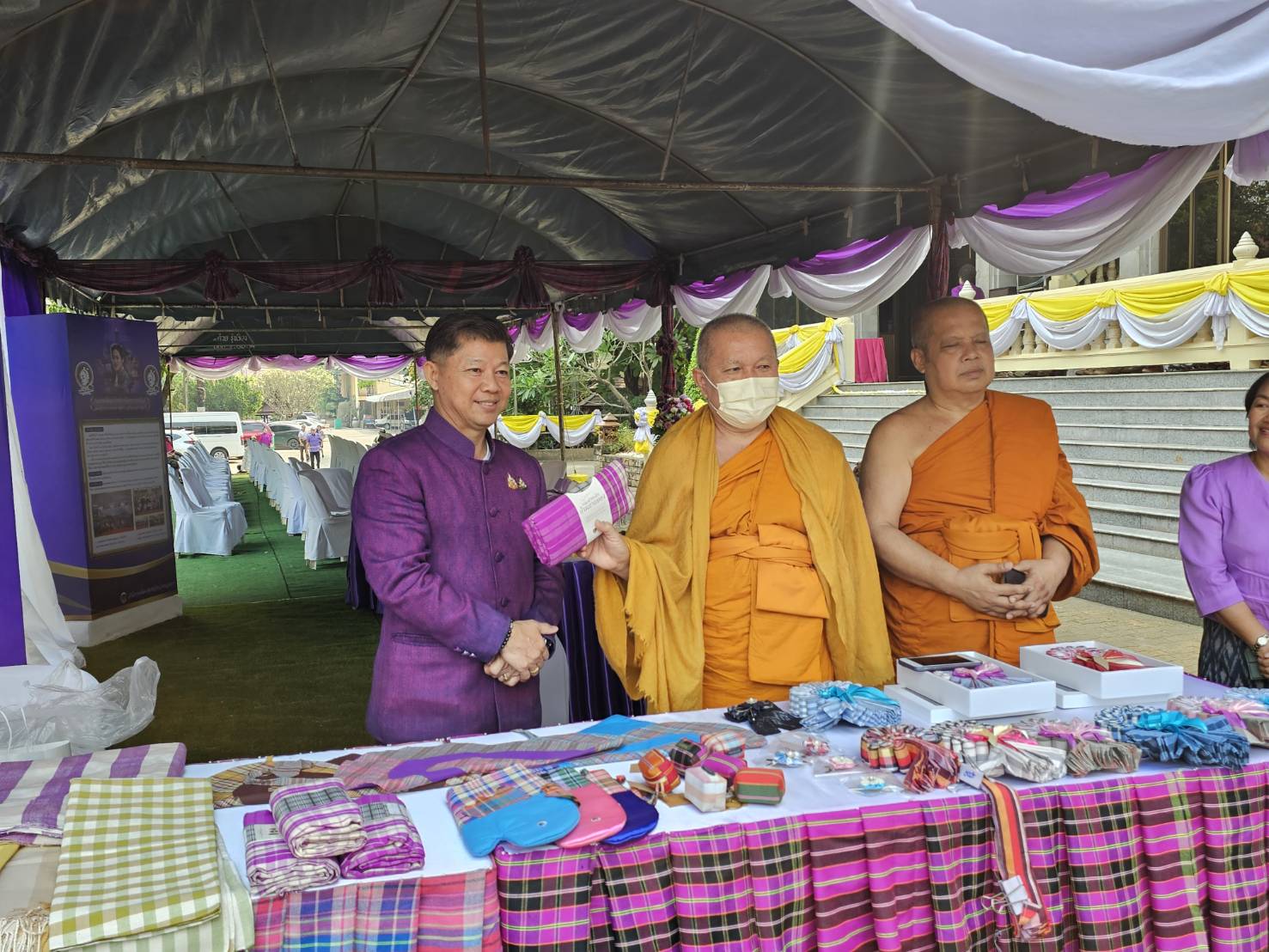 จังหวัดหนองคาย จัดพิธีทอดผ้าป่าสมทบกองทุนพัฒนาเด็กชนบทในพระราชูปถัมภ์ สมเด็จพระเทพรัตนราชสุดาฯ สยามบรมราชกุมารี ประจำปี 2568