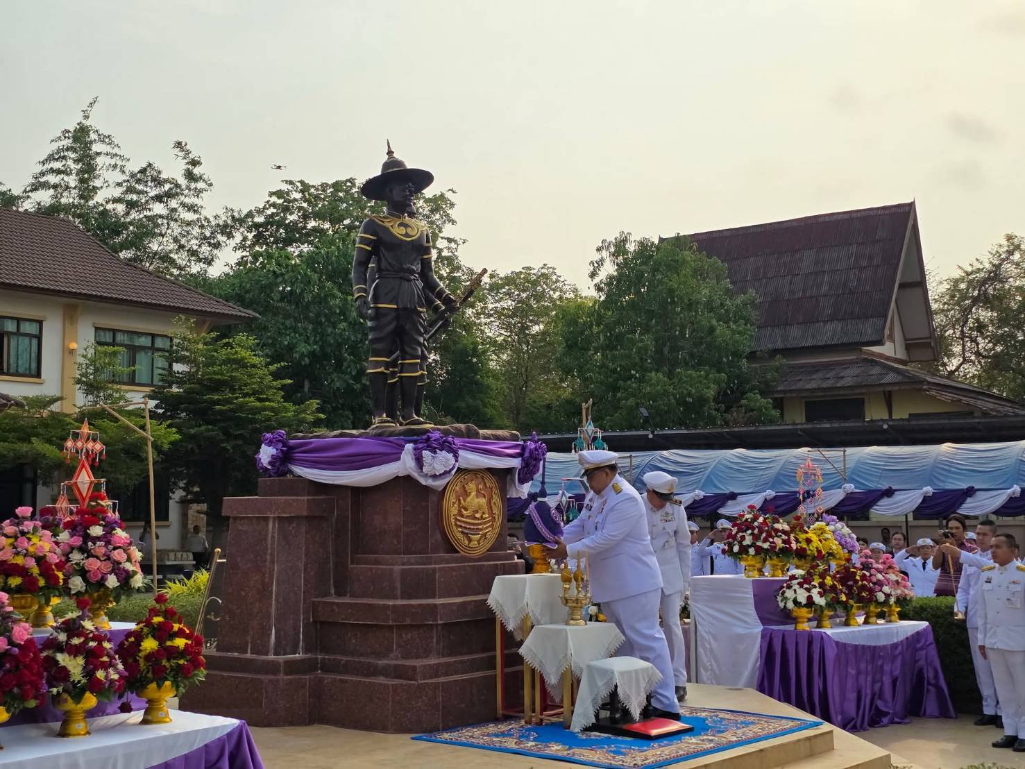 พช.หนองคาย ร่วมพิธีวางพานพุ่มสักการะอนุสาวรีย์เจ้าพระยาบดินทรเดชา พระเจ้าวรวงศ์เธอ พระองค์เจ้าอทิตยาทรกิติคุณ ประทานพานพุ่มเพื่อเชิญไปวางที่หน้าอนุสาวรีย์เจ้าพระยบดินทรเดชา (สิงห์ สิงหเสนี) อัครมหาเสนาบดีสมุหนายก และหลวงพิพิธ (ม่วง สิงหเสนี)