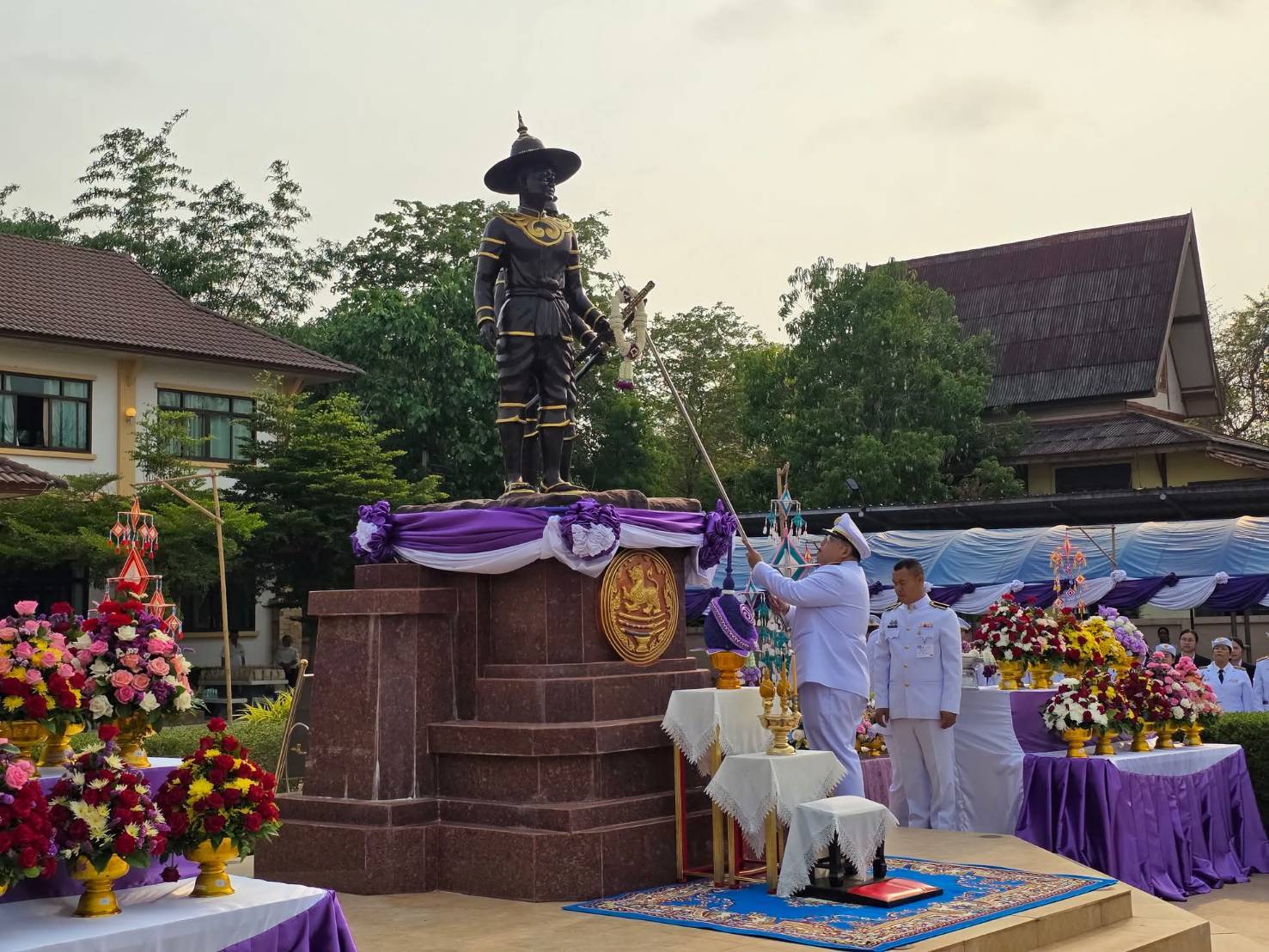 พช.หนองคาย ร่วมพิธีวางพานพุ่มสักการะอนุสาวรีย์เจ้าพระยาบดินทรเดชา พระเจ้าวรวงศ์เธอ พระองค์เจ้าอทิตยาทรกิติคุณ ประทานพานพุ่มเพื่อเชิญไปวางที่หน้าอนุสาวรีย์เจ้าพระยบดินทรเดชา (สิงห์ สิงหเสนี) อัครมหาเสนาบดีสมุหนายก และหลวงพิพิธ (ม่วง สิงหเสนี)