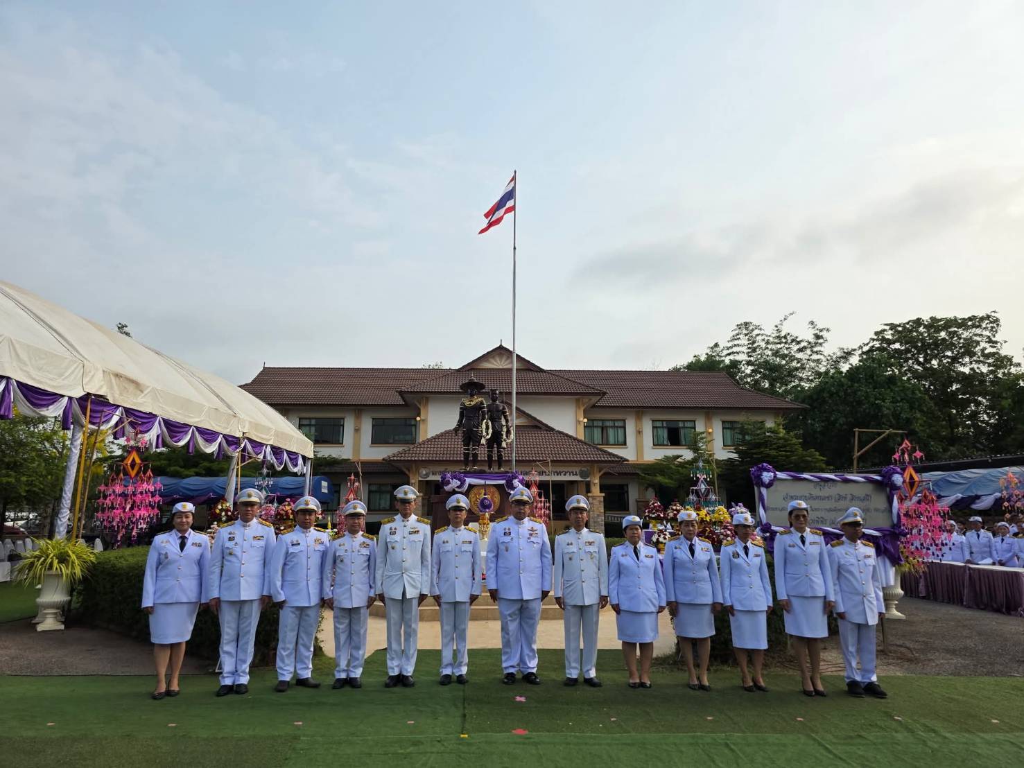 พช.หนองคาย ร่วมพิธีวางพานพุ่มสักการะอนุสาวรีย์เจ้าพระยาบดินทรเดชา พระเจ้าวรวงศ์เธอ พระองค์เจ้าอทิตยาทรกิติคุณ ประทานพานพุ่มเพื่อเชิญไปวางที่หน้าอนุสาวรีย์เจ้าพระยบดินทรเดชา (สิงห์ สิงหเสนี) อัครมหาเสนาบดีสมุหนายก และหลวงพิพิธ (ม่วง สิงหเสนี)