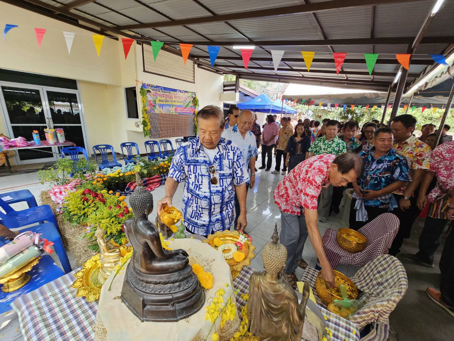 พช.หนองคาย จัดกิจกรรมวันกตัญญู รดน้ำดำหัว ผู้ใหญ่ สุขใจ ได้พร เนื่องในวันสงกรานต์ ปี 2568