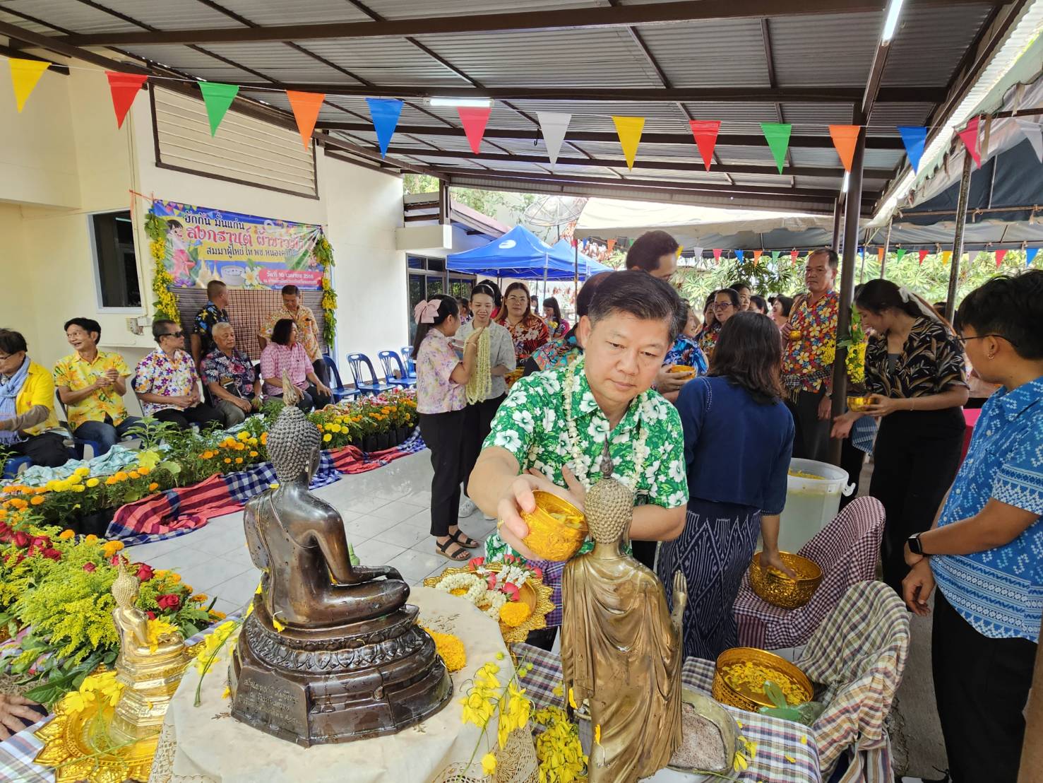 พช.หนองคาย จัดกิจกรรมวันกตัญญู รดน้ำดำหัว ผู้ใหญ่ สุขใจ ได้พร เนื่องในวันสงกรานต์ ปี 2568