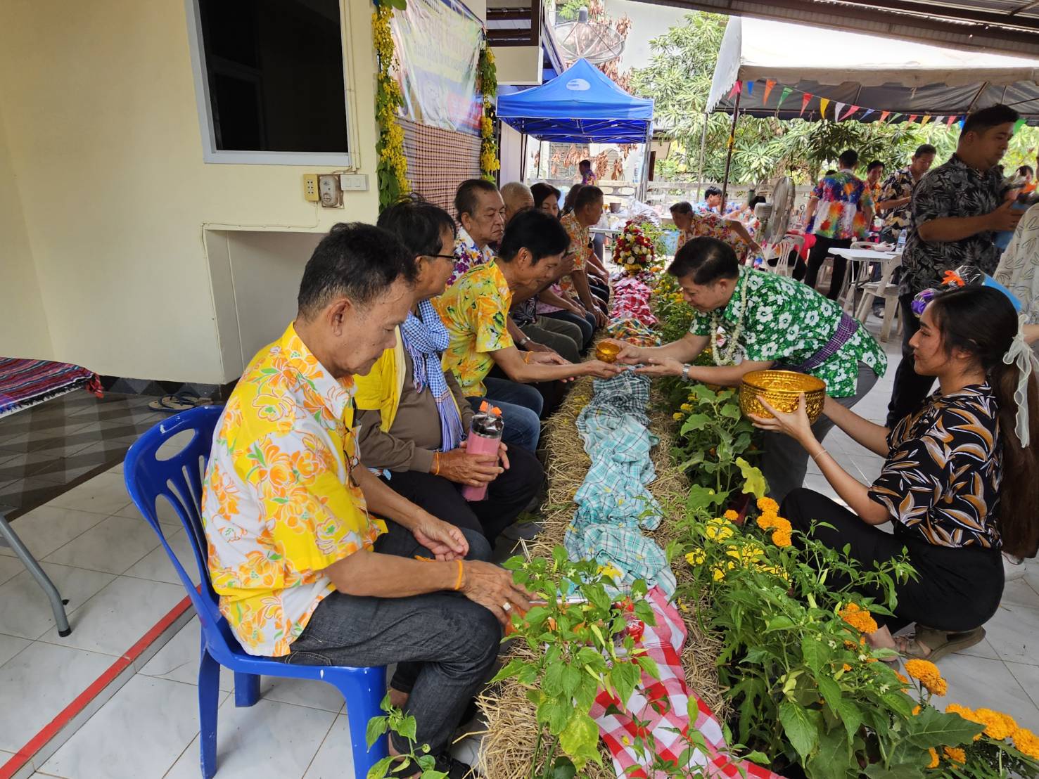 พช.หนองคาย จัดกิจกรรมวันกตัญญู รดน้ำดำหัว ผู้ใหญ่ สุขใจ ได้พร เนื่องในวันสงกรานต์ ปี 2568