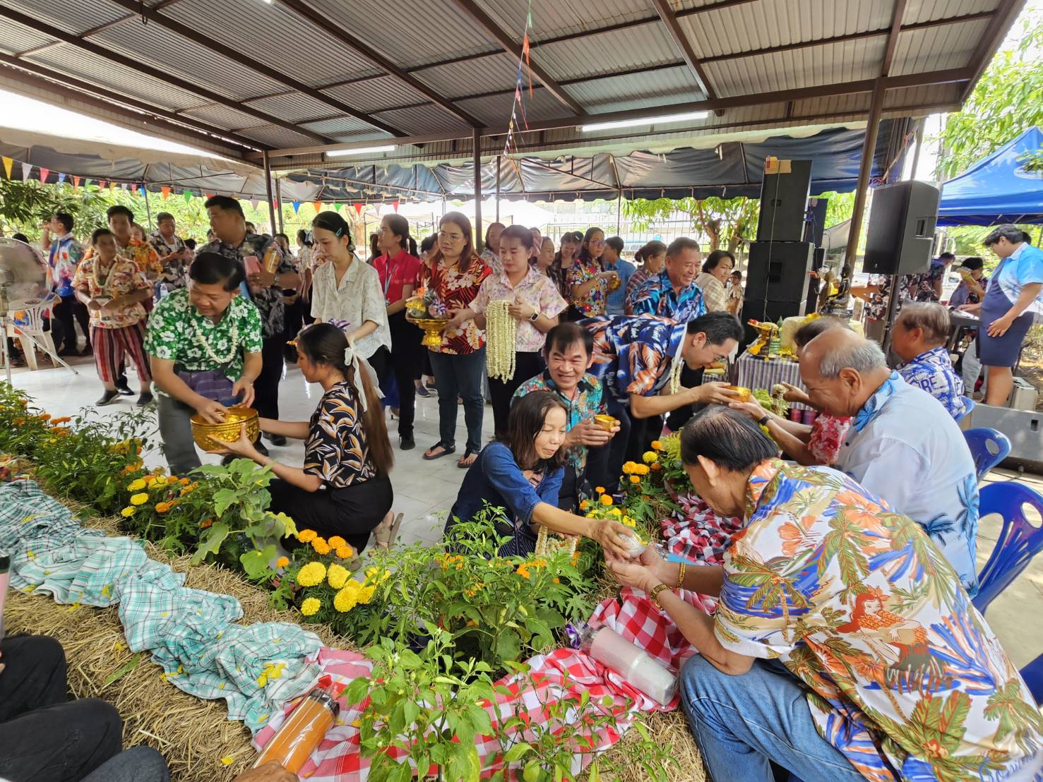 พช.หนองคาย จัดกิจกรรมวันกตัญญู รดน้ำดำหัว ผู้ใหญ่ สุขใจ ได้พร เนื่องในวันสงกรานต์ ปี 2568