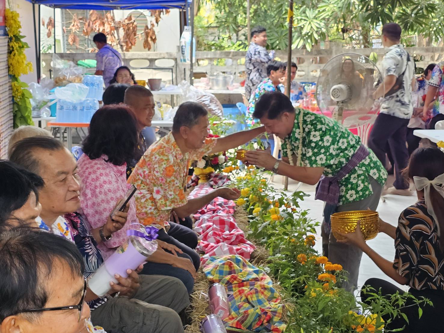 พช.หนองคาย จัดกิจกรรมวันกตัญญู รดน้ำดำหัว ผู้ใหญ่ สุขใจ ได้พร เนื่องในวันสงกรานต์ ปี 2568