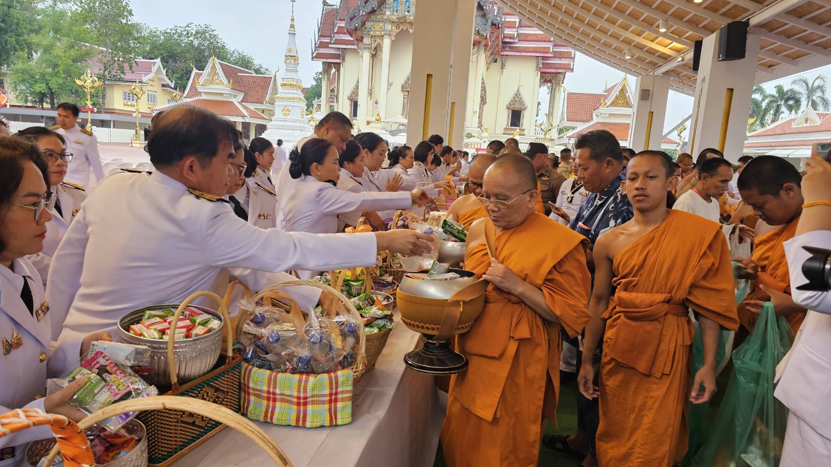 พช.หนองคาย ร่วมพิธีทำบุญตักบาตรเพื่อถวายพระราชกุศล เนื่องในวันคล้ายวันประสูติ สมเด็จพระเจ้าลูกยาเธอ เจ้าฟ้าทีปังกรรัศมีโชติ มหาวชิโรตตมางกูร สิริวิบูลยราชกุมาร