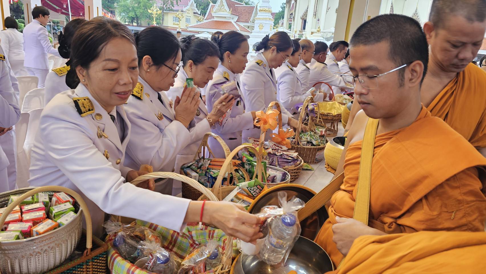 พช.หนองคาย ร่วมพิธีทำบุญตักบาตรเพื่อถวายพระราชกุศล เนื่องในวันคล้ายวันประสูติ สมเด็จพระเจ้าลูกยาเธอ เจ้าฟ้าทีปังกรรัศมีโชติ มหาวชิโรตตมางกูร สิริวิบูลยราชกุมาร