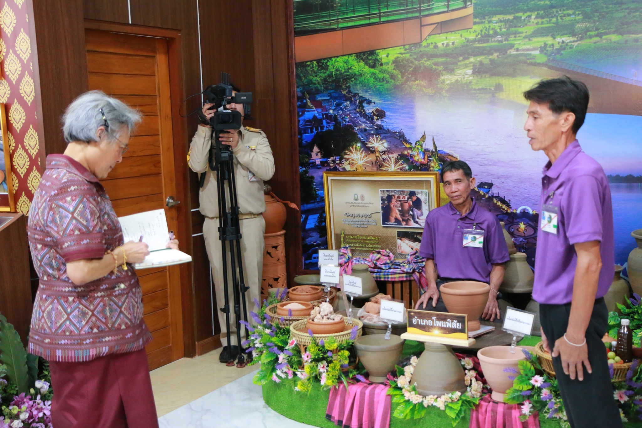 พช.หนองคาย ร่วมเฝ้าฯรับเสด็จ สมเด็จพระกนิษฐาธิราชเจ้า กรมสมเด็จพระเทพรัตนราชสุดาฯ สยามบรมราชกุมารี เสด็จพระราชดำเนินทรงเปิด ห้องสมุดประชาชน “เฉลิมราชกุมารี” จังหวัดหนองคาย