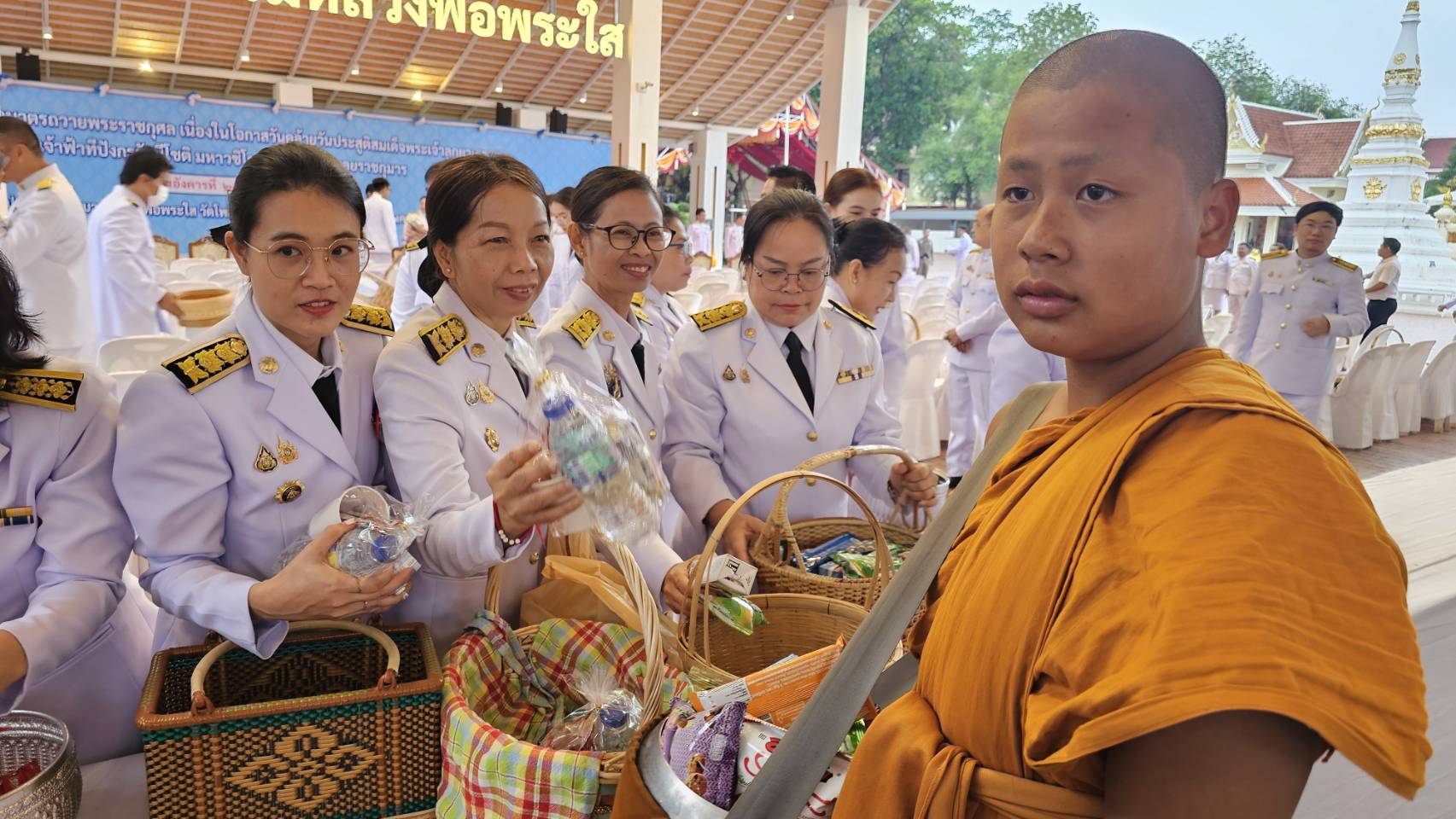พช.หนองคาย ร่วมพิธีทำบุญตักบาตรเพื่อถวายพระราชกุศล เนื่องในวันคล้ายวันประสูติ สมเด็จพระเจ้าลูกยาเธอ เจ้าฟ้าทีปังกรรัศมีโชติ มหาวชิโรตตมางกูร สิริวิบูลยราชกุมาร