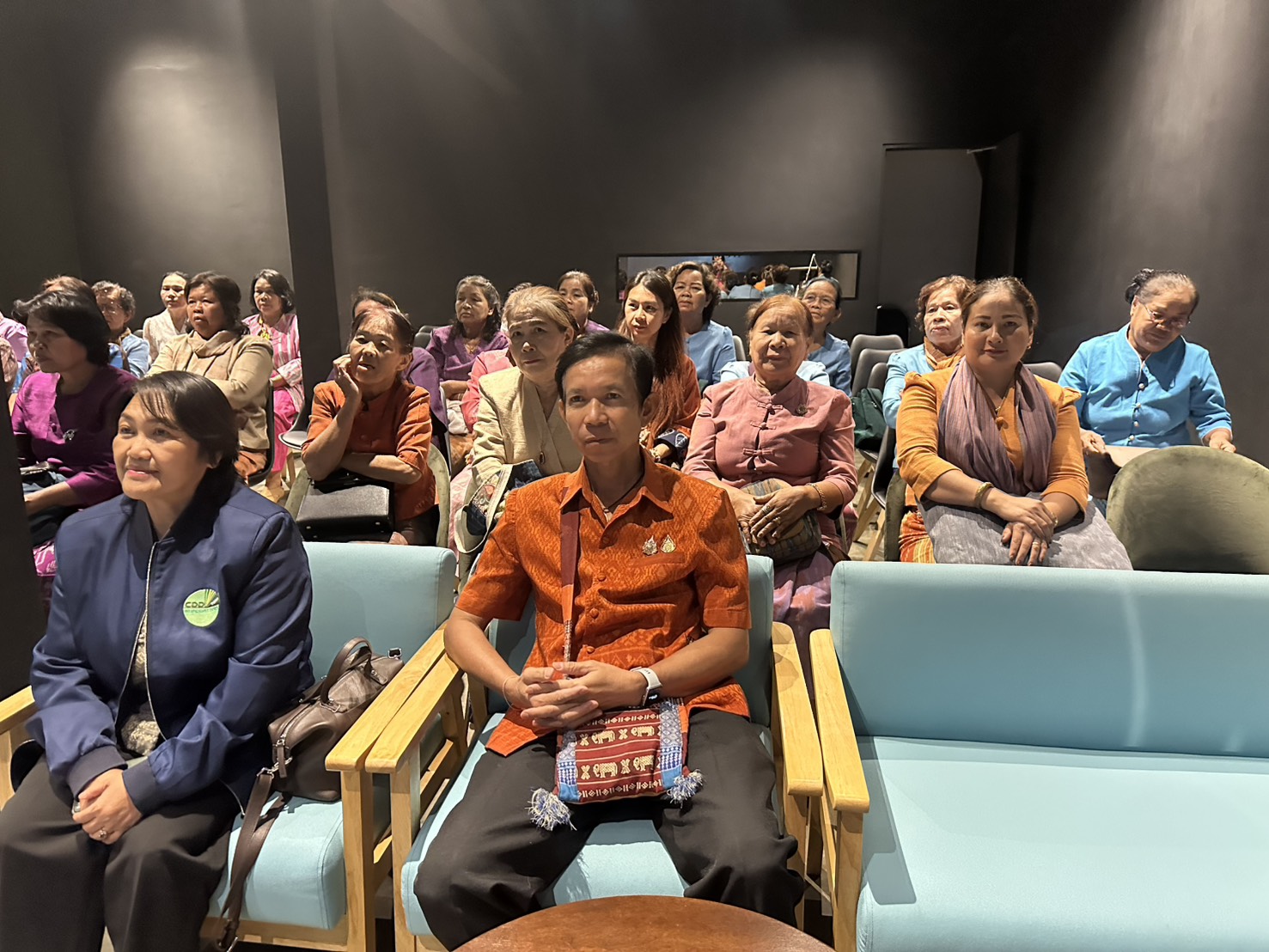 พช.หนองคาย เติมเต็มองค์ความรู้ให้ปราชญ์ด้านการผลิตผ้าทอเพื่อขับเคลื่อนโครงการสืบสานภูมิปัญญา พัฒนาเศรษฐกิจฐานรากสู่ความยั่งยืน กิจกรรมที่ 1 สืบสานภูมิปัญญาผ้าพื้นถิ่น “พญานาคา” สู่ความยั่งยืน