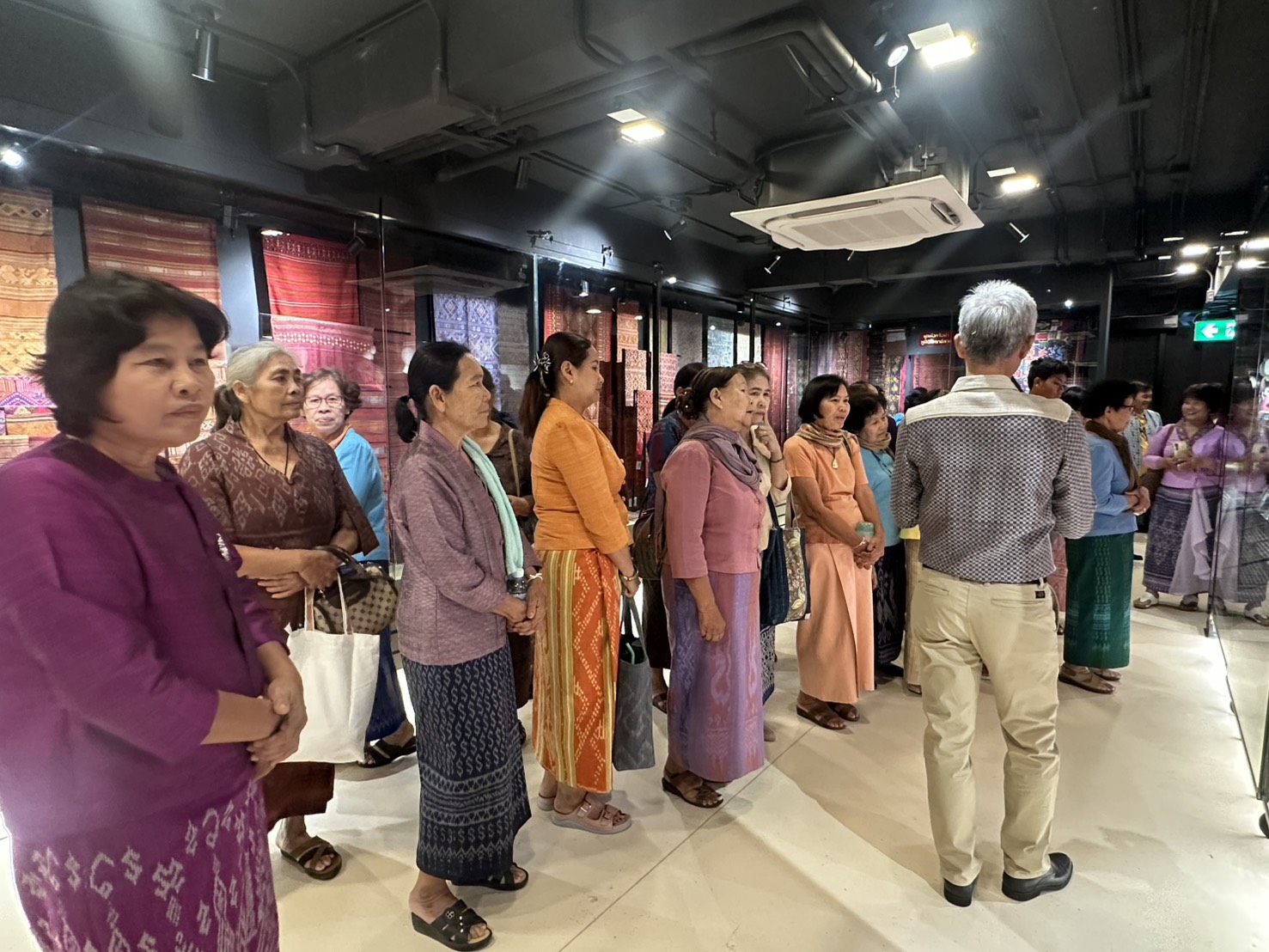 พช.หนองคาย เติมเต็มองค์ความรู้ให้ปราชญ์ด้านการผลิตผ้าทอเพื่อขับเคลื่อนโครงการสืบสานภูมิปัญญา พัฒนาเศรษฐกิจฐานรากสู่ความยั่งยืน กิจกรรมที่ 1 สืบสานภูมิปัญญาผ้าพื้นถิ่น “พญานาคา” สู่ความยั่งยืน