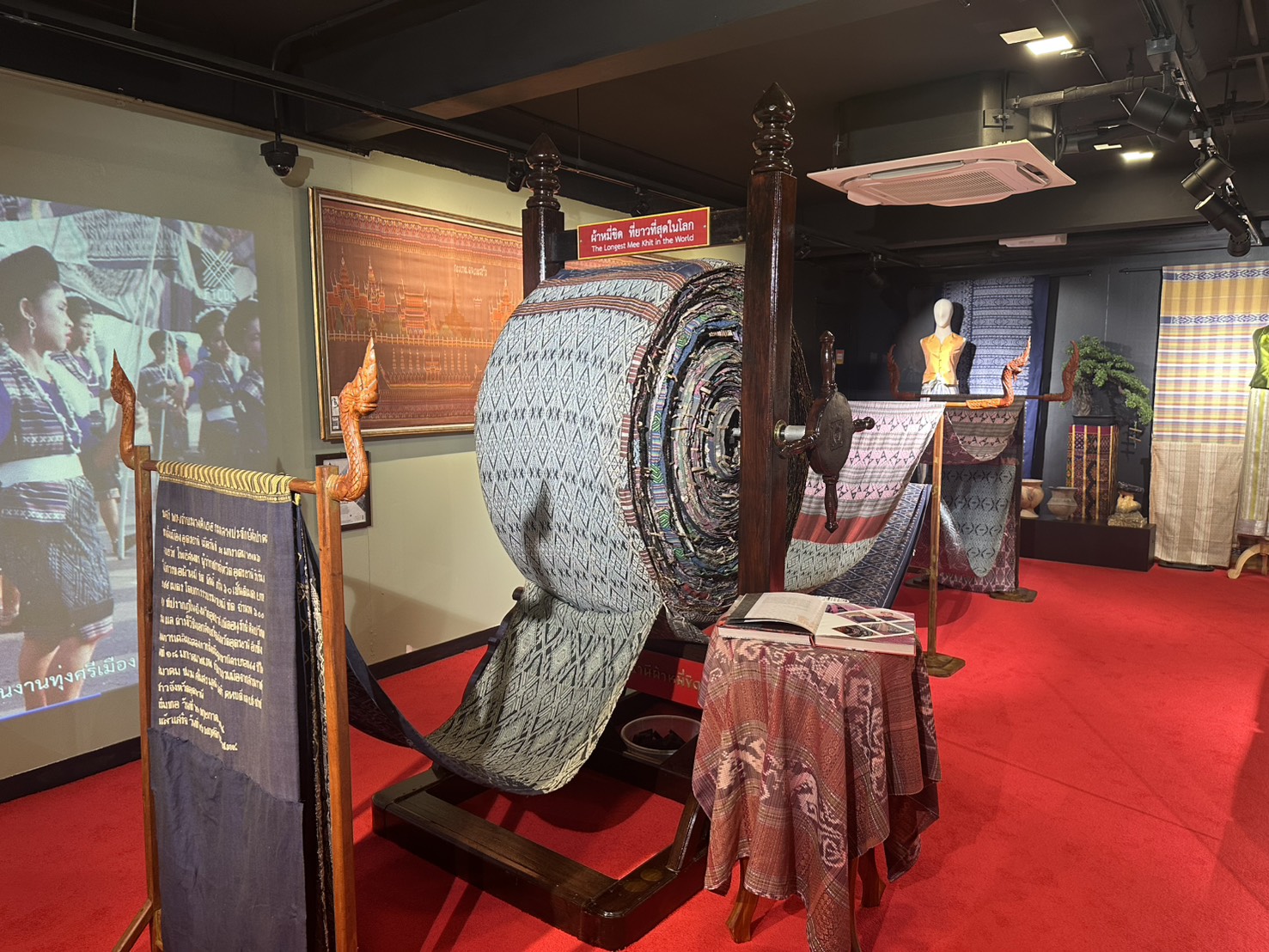 พช.หนองคาย เติมเต็มองค์ความรู้ให้ปราชญ์ด้านการผลิตผ้าทอเพื่อขับเคลื่อนโครงการสืบสานภูมิปัญญา พัฒนาเศรษฐกิจฐานรากสู่ความยั่งยืน กิจกรรมที่ 1 สืบสานภูมิปัญญาผ้าพื้นถิ่น “พญานาคา” สู่ความยั่งยืน