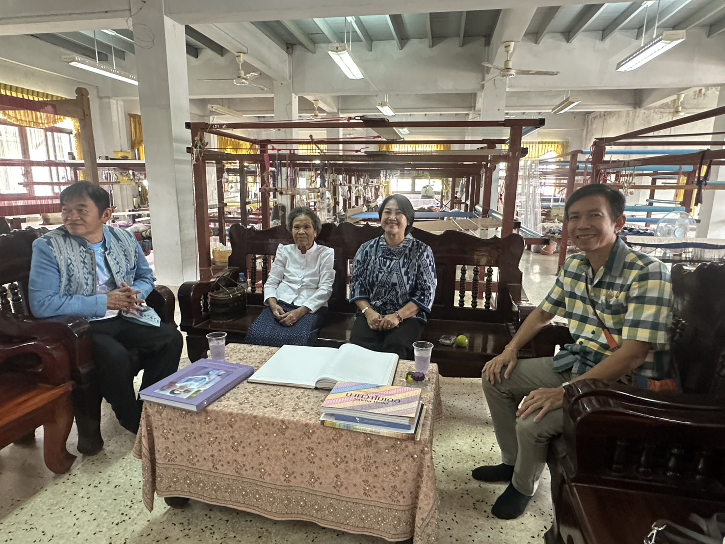 พช.หนองคาย เติมเต็มองค์ความรู้ให้ปราชญ์ด้านการผลิตผ้าทอเพื่อขับเคลื่อนโครงการสืบสานภูมิปัญญา พัฒนาเศรษฐกิจฐานรากสู่ความยั่งยืน กิจกรรมที่ 1 สืบสานภูมิปัญญาผ้าพื้นถิ่น “พญานาคา” สู่ความยั่งยืน