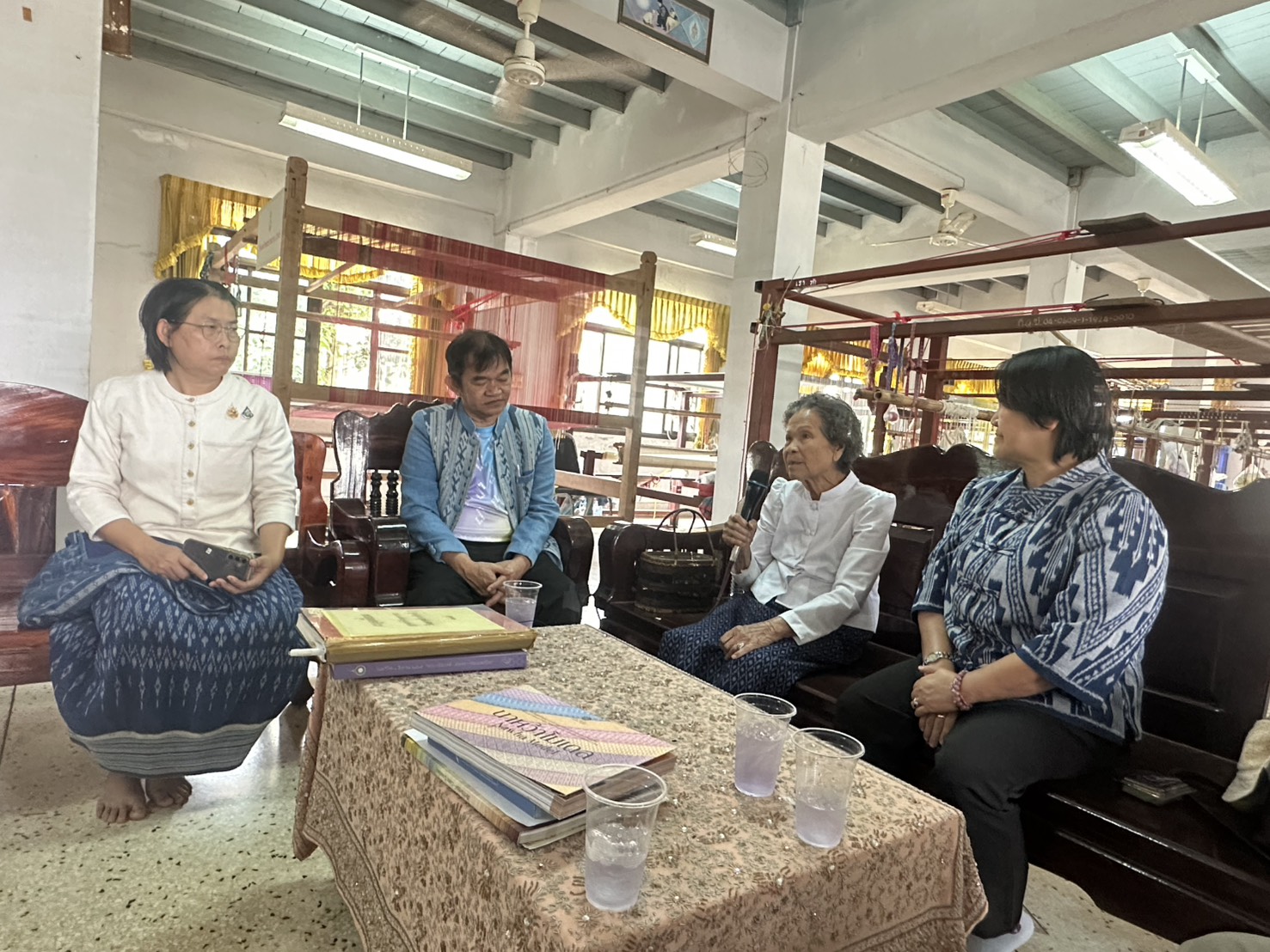 พช.หนองคาย เติมเต็มองค์ความรู้ให้ปราชญ์ด้านการผลิตผ้าทอเพื่อขับเคลื่อนโครงการสืบสานภูมิปัญญา พัฒนาเศรษฐกิจฐานรากสู่ความยั่งยืน กิจกรรมที่ 1 สืบสานภูมิปัญญาผ้าพื้นถิ่น “พญานาคา” สู่ความยั่งยืน