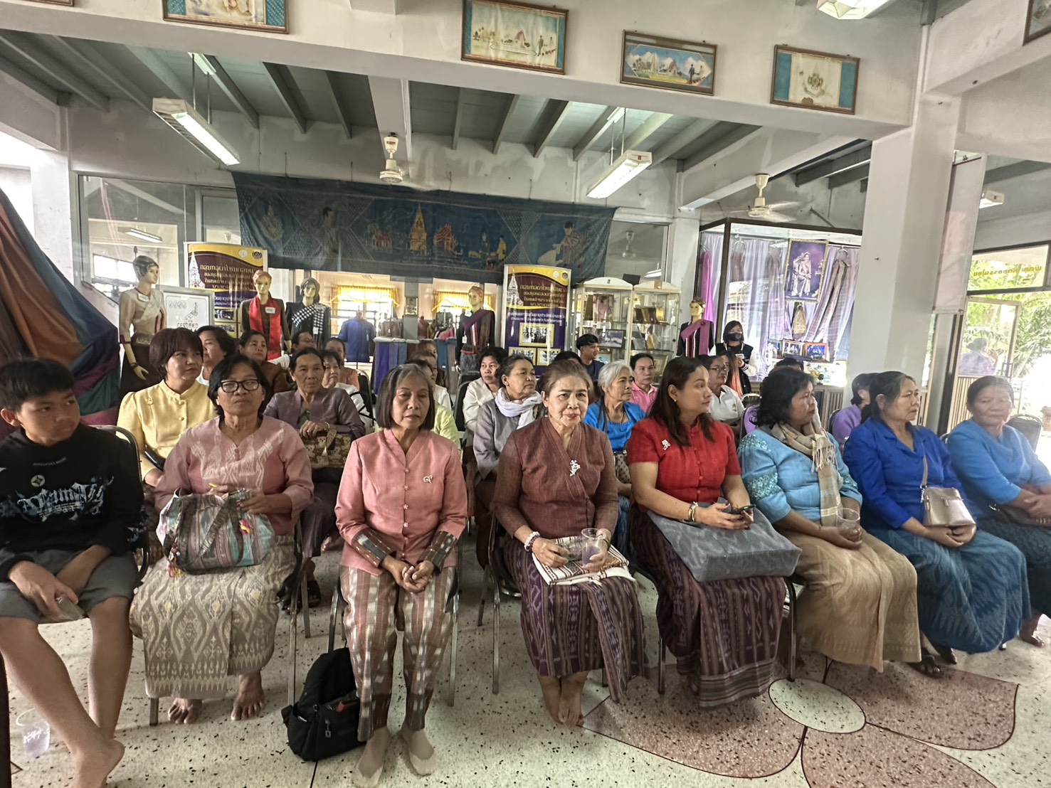 พช.หนองคาย เติมเต็มองค์ความรู้ให้ปราชญ์ด้านการผลิตผ้าทอเพื่อขับเคลื่อนโครงการสืบสานภูมิปัญญา พัฒนาเศรษฐกิจฐานรากสู่ความยั่งยืน กิจกรรมที่ 1 สืบสานภูมิปัญญาผ้าพื้นถิ่น “พญานาคา” สู่ความยั่งยืน