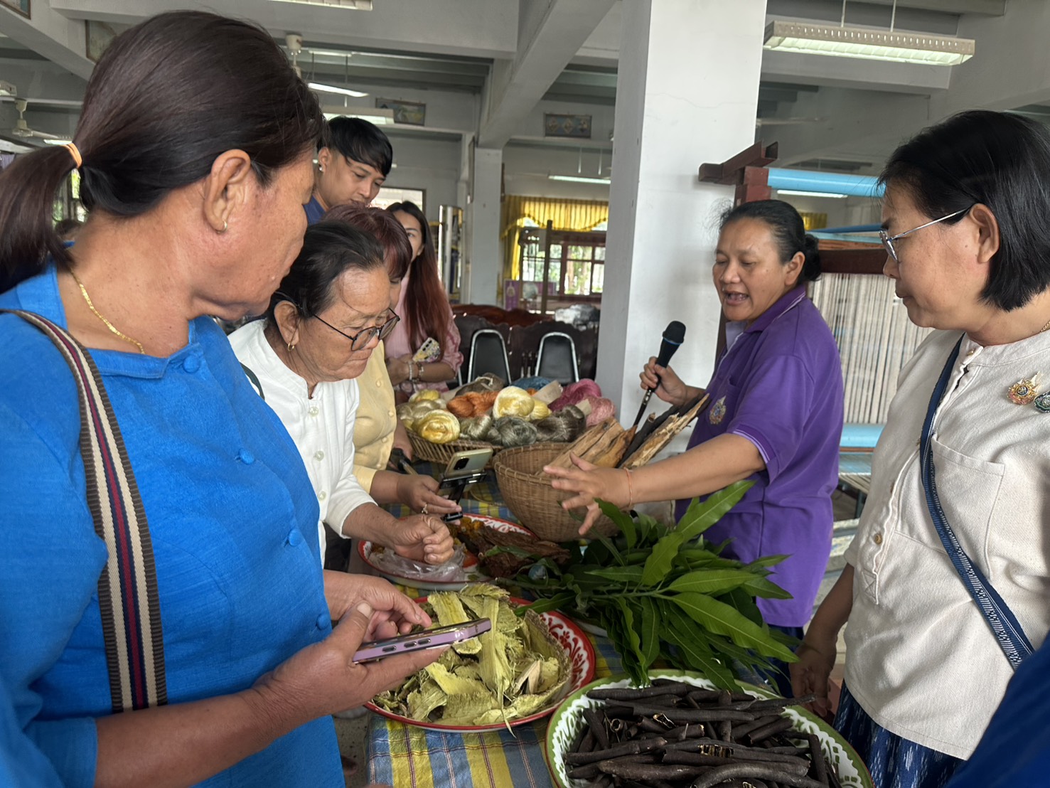 พช.หนองคาย เติมเต็มองค์ความรู้ให้ปราชญ์ด้านการผลิตผ้าทอเพื่อขับเคลื่อนโครงการสืบสานภูมิปัญญา พัฒนาเศรษฐกิจฐานรากสู่ความยั่งยืน กิจกรรมที่ 1 สืบสานภูมิปัญญาผ้าพื้นถิ่น “พญานาคา” สู่ความยั่งยืน