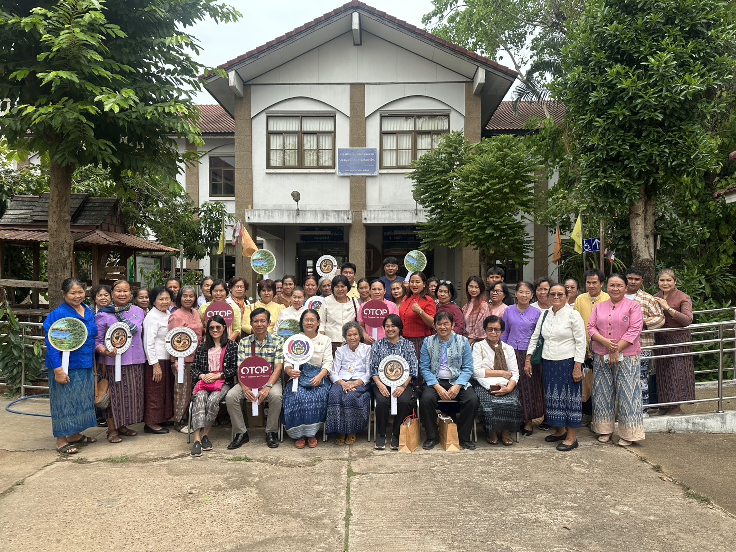 พช.หนองคาย เติมเต็มองค์ความรู้ให้ปราชญ์ด้านการผลิตผ้าทอเพื่อขับเคลื่อนโครงการสืบสานภูมิปัญญา พัฒนาเศรษฐกิจฐานรากสู่ความยั่งยืน กิจกรรมที่ 1 สืบสานภูมิปัญญาผ้าพื้นถิ่น “พญานาคา” สู่ความยั่งยืน