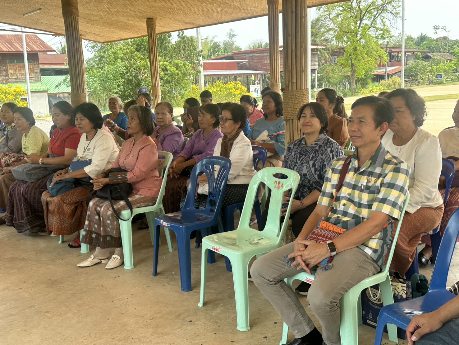 พช.หนองคาย เติมเต็มองค์ความรู้ให้ปราชญ์ด้านการผลิตผ้าทอเพื่อขับเคลื่อนโครงการสืบสานภูมิปัญญา พัฒนาเศรษฐกิจฐานรากสู่ความยั่งยืน กิจกรรมที่ 1 สืบสานภูมิปัญญาผ้าพื้นถิ่น “พญานาคา” สู่ความยั่งยืน