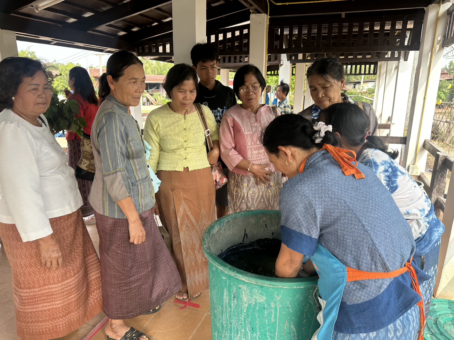 พช.หนองคาย เติมเต็มองค์ความรู้ให้ปราชญ์ด้านการผลิตผ้าทอเพื่อขับเคลื่อนโครงการสืบสานภูมิปัญญา พัฒนาเศรษฐกิจฐานรากสู่ความยั่งยืน กิจกรรมที่ 1 สืบสานภูมิปัญญาผ้าพื้นถิ่น “พญานาคา” สู่ความยั่งยืน