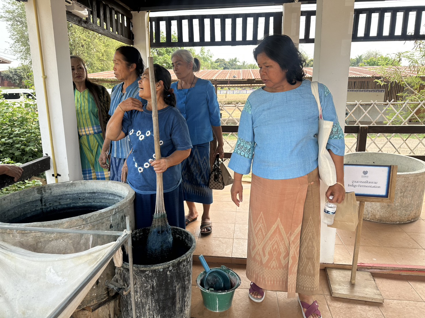 พช.หนองคาย เติมเต็มองค์ความรู้ให้ปราชญ์ด้านการผลิตผ้าทอเพื่อขับเคลื่อนโครงการสืบสานภูมิปัญญา พัฒนาเศรษฐกิจฐานรากสู่ความยั่งยืน กิจกรรมที่ 1 สืบสานภูมิปัญญาผ้าพื้นถิ่น “พญานาคา” สู่ความยั่งยืน