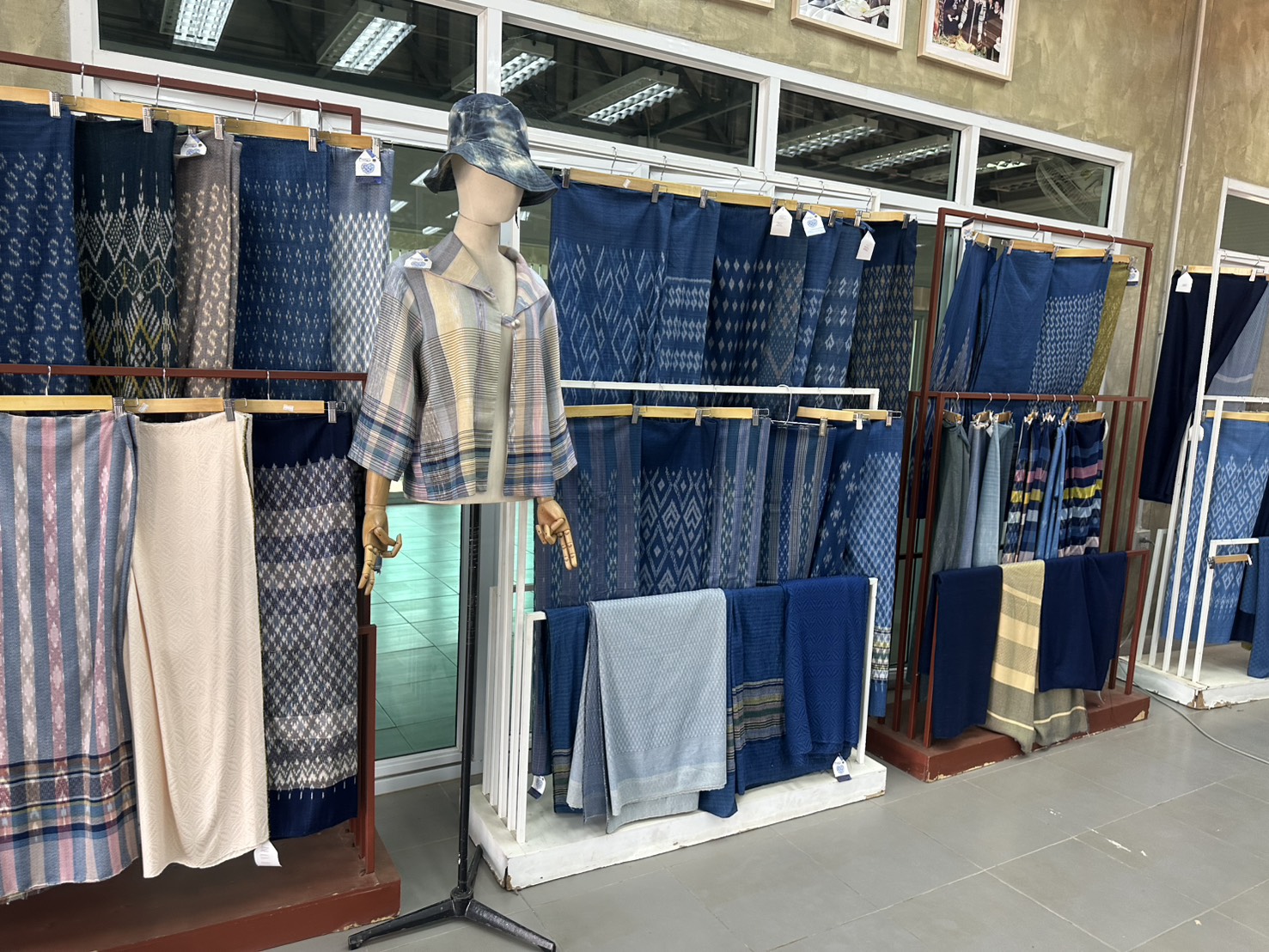 พช.หนองคาย เติมเต็มองค์ความรู้ให้ปราชญ์ด้านการผลิตผ้าทอเพื่อขับเคลื่อนโครงการสืบสานภูมิปัญญา พัฒนาเศรษฐกิจฐานรากสู่ความยั่งยืน กิจกรรมที่ 1 สืบสานภูมิปัญญาผ้าพื้นถิ่น “พญานาคา” สู่ความยั่งยืน