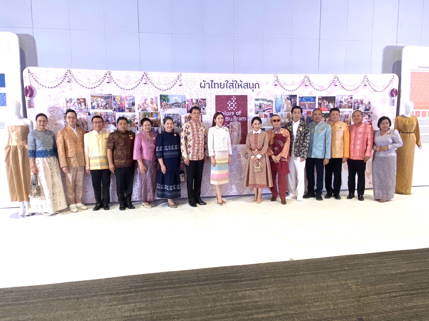 พช.หนองคาย : ร่วมพิธีเปิดโครงการยกระดับการพัฒนาผลิตภัณฑ์ภูมิปัญญาผ้าไทยและงานหัตถกรรม