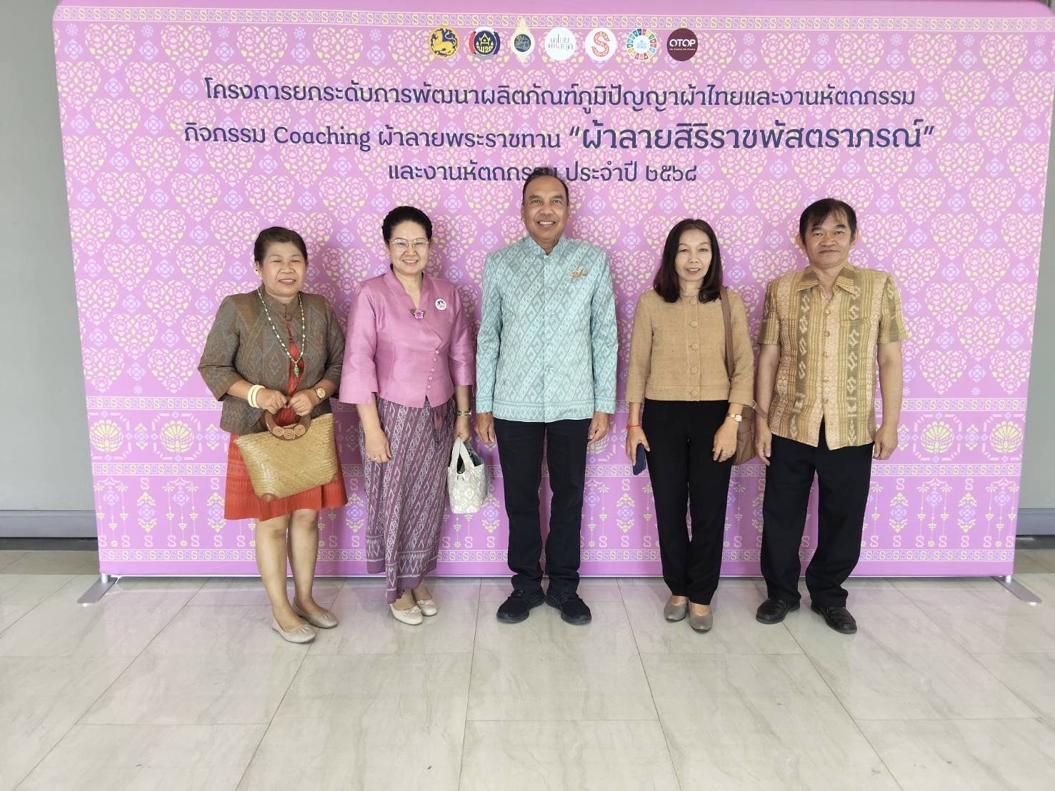 พช.หนองคาย : ร่วมพิธีเปิดโครงการยกระดับการพัฒนาผลิตภัณฑ์ภูมิปัญญาผ้าไทยและงานหัตถกรรม