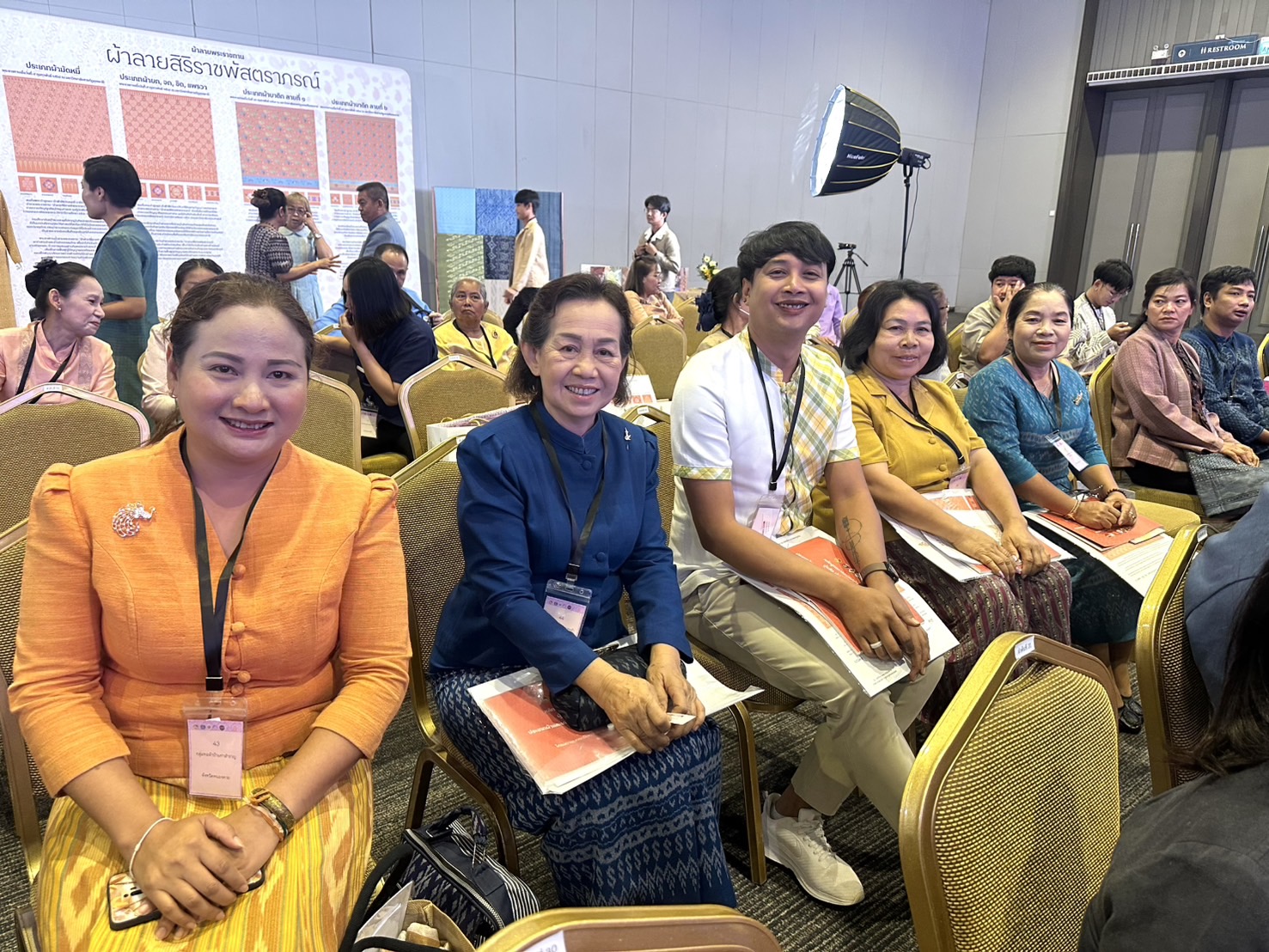 พช.หนองคาย : ร่วมพิธีเปิดโครงการยกระดับการพัฒนาผลิตภัณฑ์ภูมิปัญญาผ้าไทยและงานหัตถกรรม