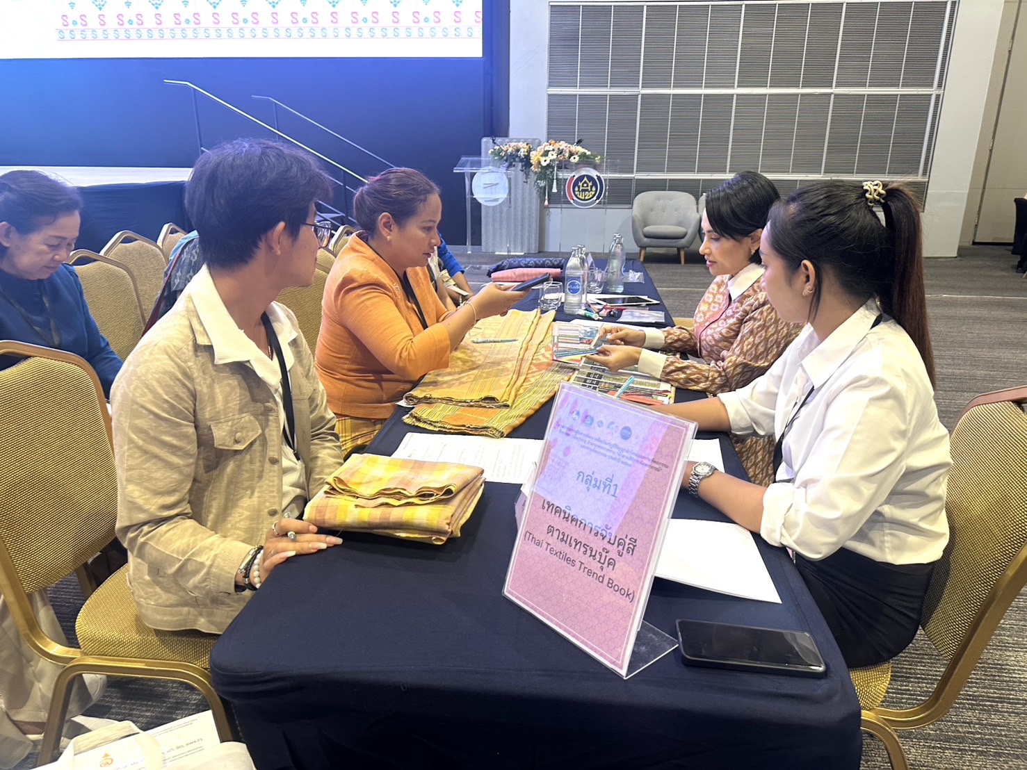 พช.หนองคาย : ร่วมพิธีเปิดโครงการยกระดับการพัฒนาผลิตภัณฑ์ภูมิปัญญาผ้าไทยและงานหัตถกรรม