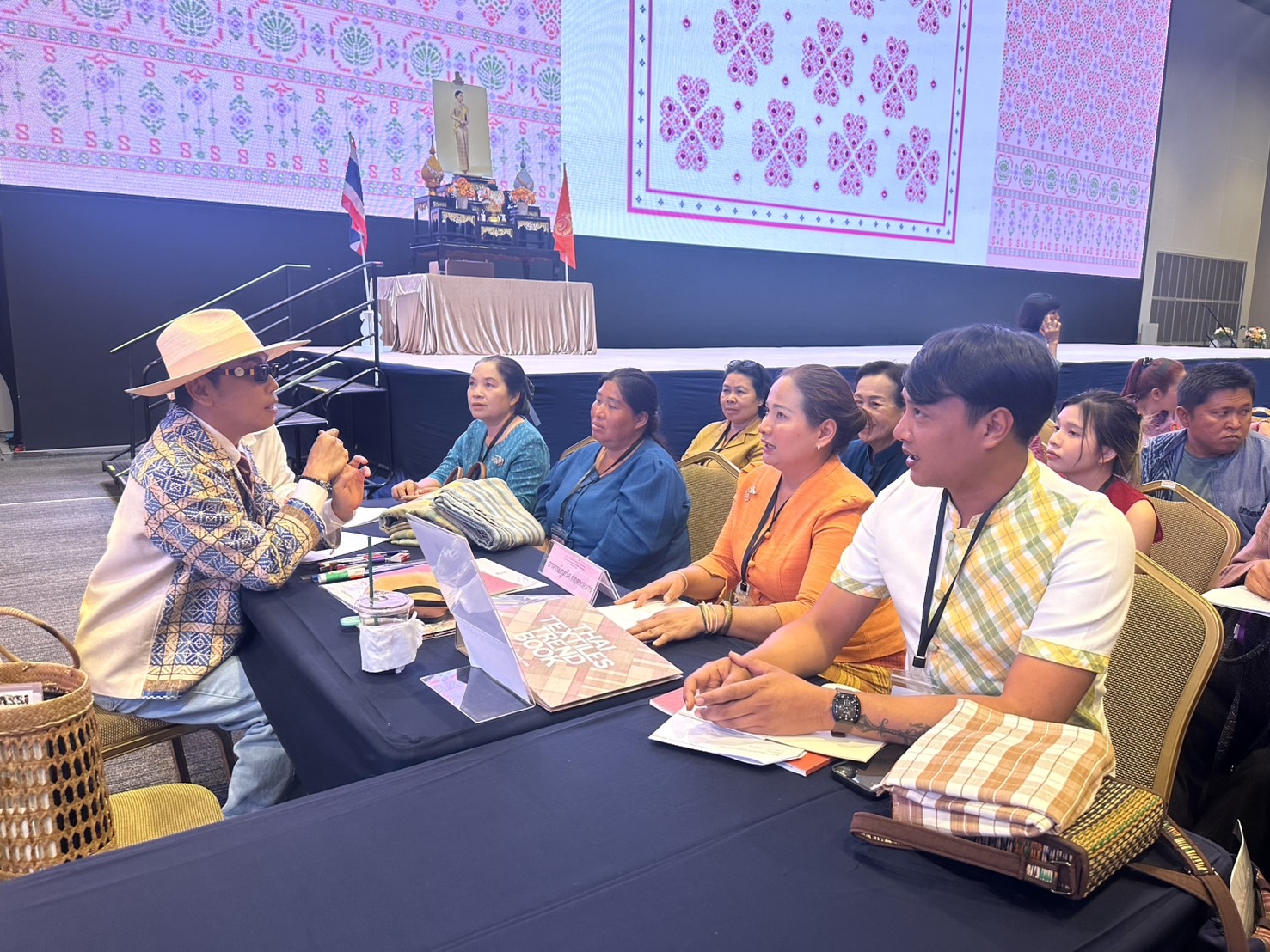 พช.หนองคาย : ร่วมพิธีเปิดโครงการยกระดับการพัฒนาผลิตภัณฑ์ภูมิปัญญาผ้าไทยและงานหัตถกรรม