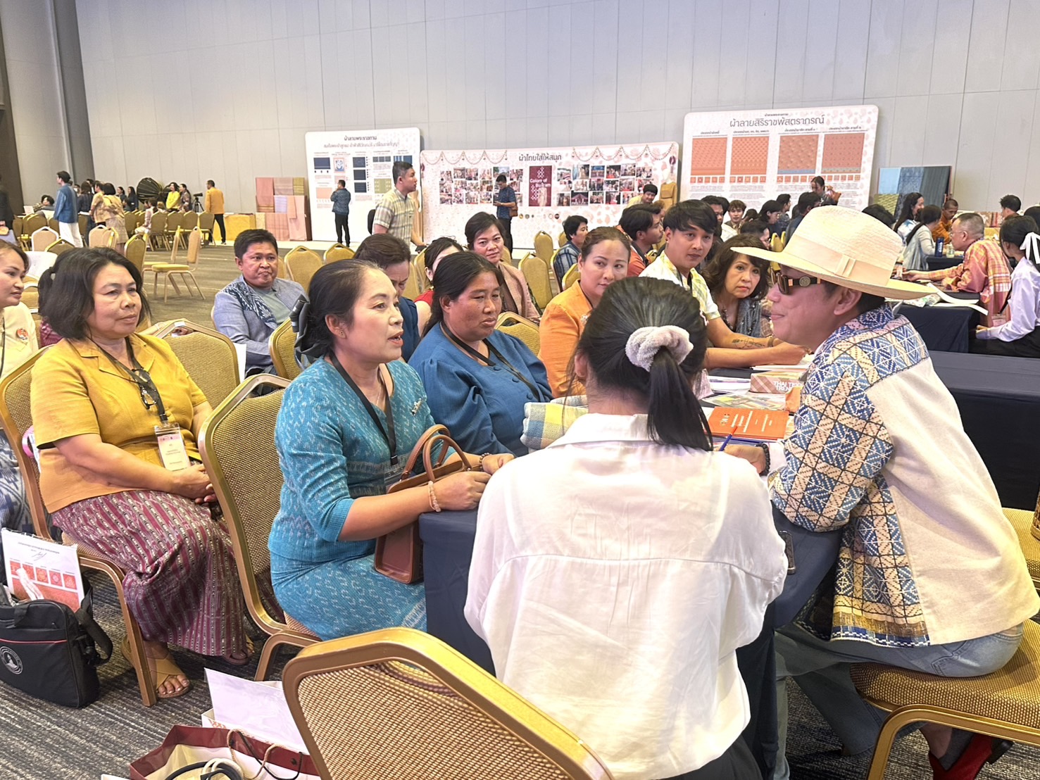 พช.หนองคาย : ร่วมพิธีเปิดโครงการยกระดับการพัฒนาผลิตภัณฑ์ภูมิปัญญาผ้าไทยและงานหัตถกรรม