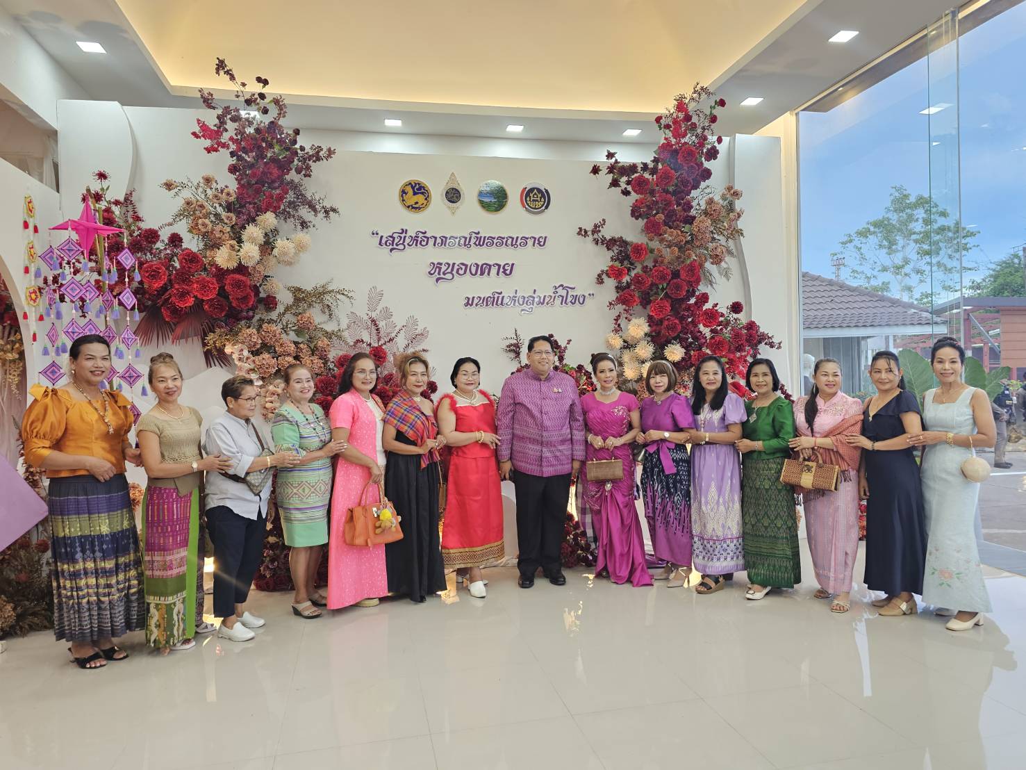 เวทีลุ่มน้ำโขงลุกเป็นไฟ! หนองคายจัดเดินแบบแฟชั่นโชว์ผ้าไทยสุดยิ่งใหญ่ สืบสานภูมิปัญญาท้องถิ่น “เสน่ห์อาภรณ์พรรณราย หนองคาย มนต์แห่งลุ่มน้ำโขง”