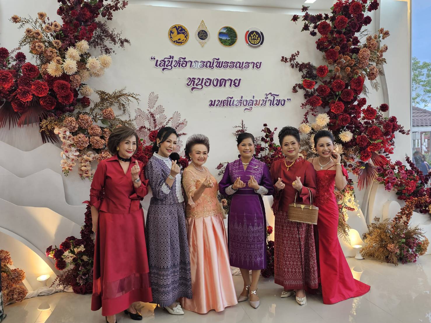 เวทีลุ่มน้ำโขงลุกเป็นไฟ! หนองคายจัดเดินแบบแฟชั่นโชว์ผ้าไทยสุดยิ่งใหญ่ สืบสานภูมิปัญญาท้องถิ่น “เสน่ห์อาภรณ์พรรณราย หนองคาย มนต์แห่งลุ่มน้ำโขง”