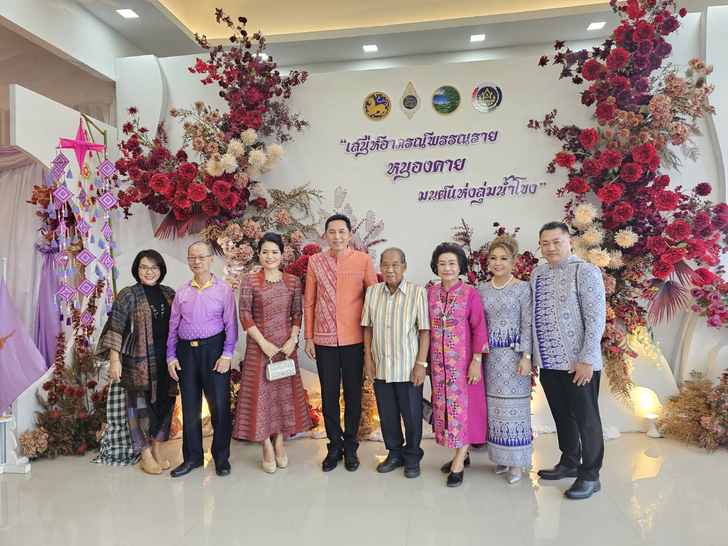 เวทีลุ่มน้ำโขงลุกเป็นไฟ! หนองคายจัดเดินแบบแฟชั่นโชว์ผ้าไทยสุดยิ่งใหญ่ สืบสานภูมิปัญญาท้องถิ่น “เสน่ห์อาภรณ์พรรณราย หนองคาย มนต์แห่งลุ่มน้ำโขง”