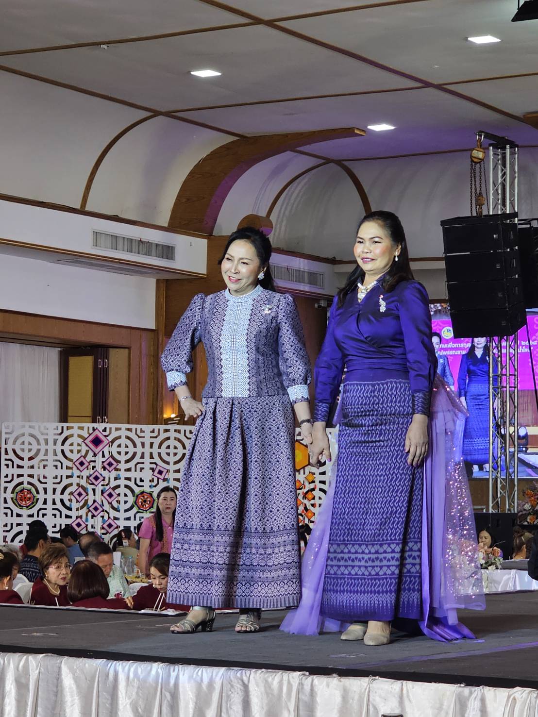 เวทีลุ่มน้ำโขงลุกเป็นไฟ! หนองคายจัดเดินแบบแฟชั่นโชว์ผ้าไทยสุดยิ่งใหญ่ สืบสานภูมิปัญญาท้องถิ่น “เสน่ห์อาภรณ์พรรณราย หนองคาย มนต์แห่งลุ่มน้ำโขง”