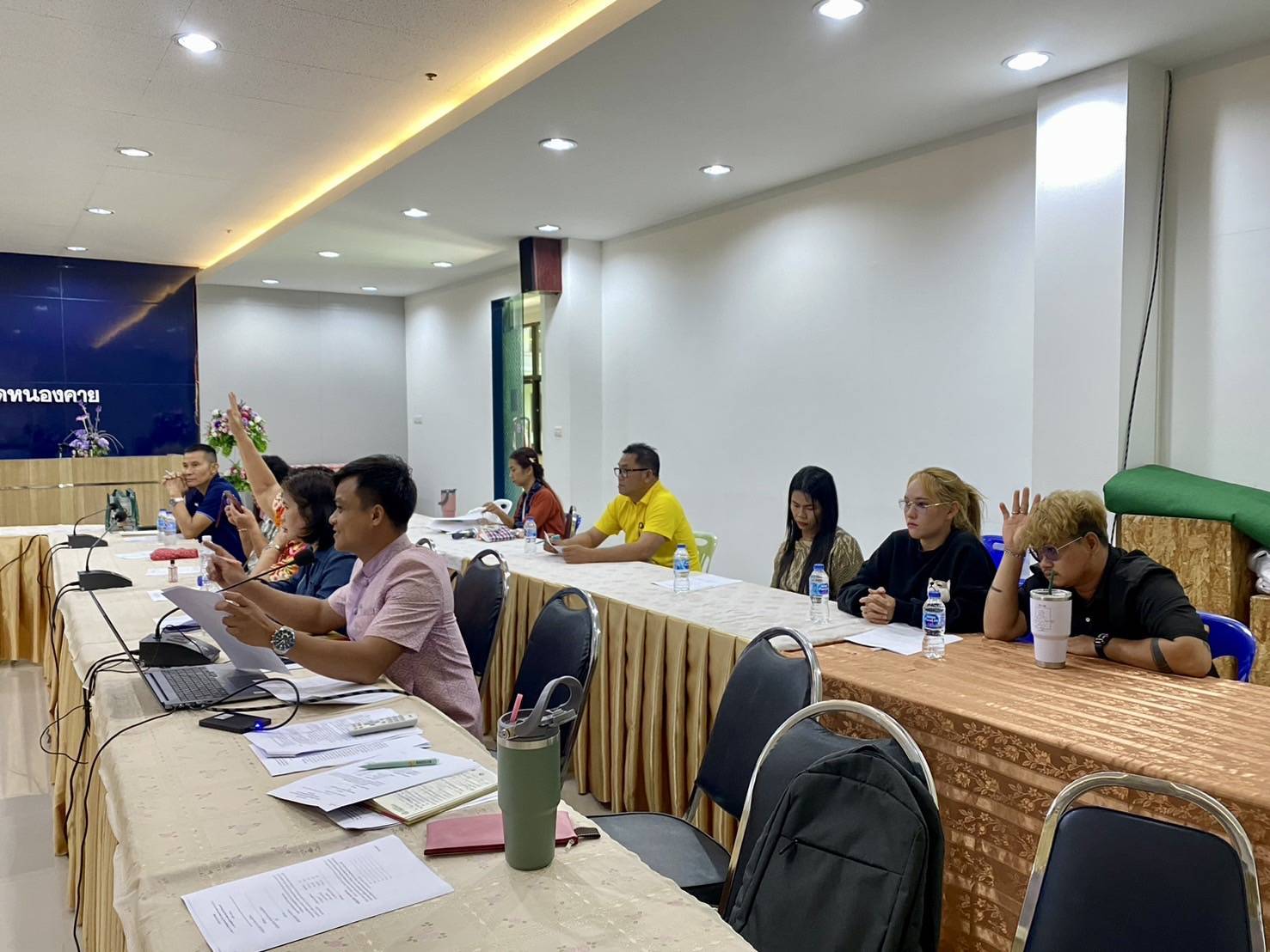 พช.จังหวัดหนองคาย จัดประชุมเพื่อคัดเลือกกลุ่มเป้าหมายเข้าร่วมจำหน่ายในงาน OTOP Midyear 2025