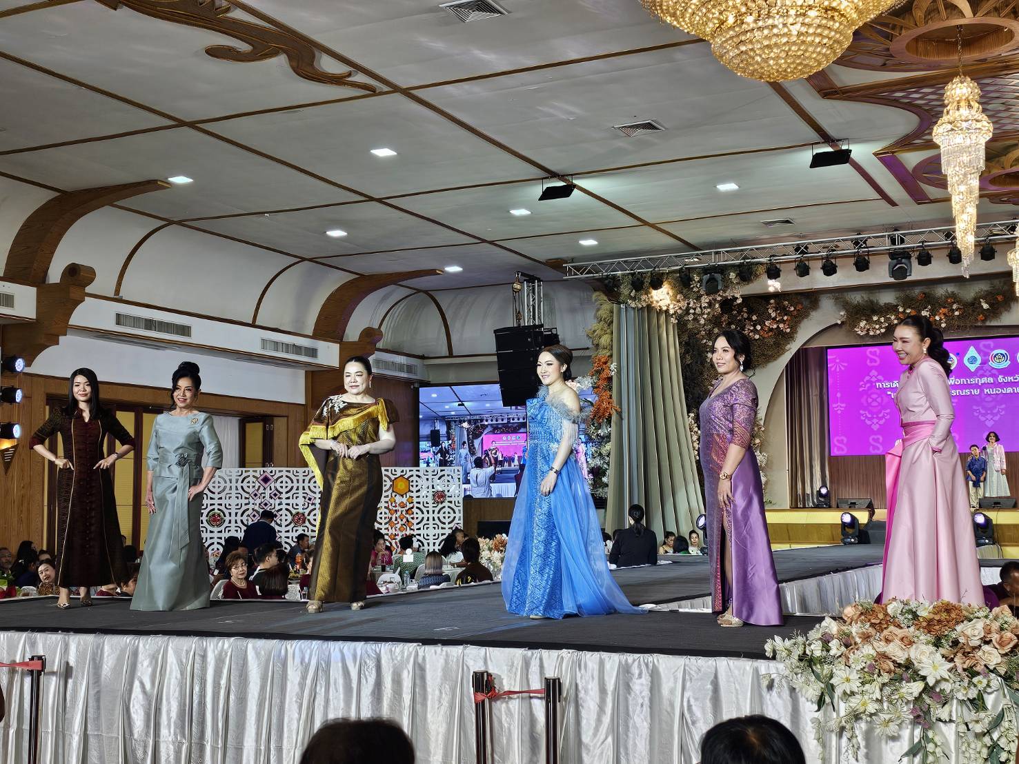 เวทีลุ่มน้ำโขงลุกเป็นไฟ! หนองคายจัดเดินแบบแฟชั่นโชว์ผ้าไทยสุดยิ่งใหญ่ สืบสานภูมิปัญญาท้องถิ่น “เสน่ห์อาภรณ์พรรณราย หนองคาย มนต์แห่งลุ่มน้ำโขง”