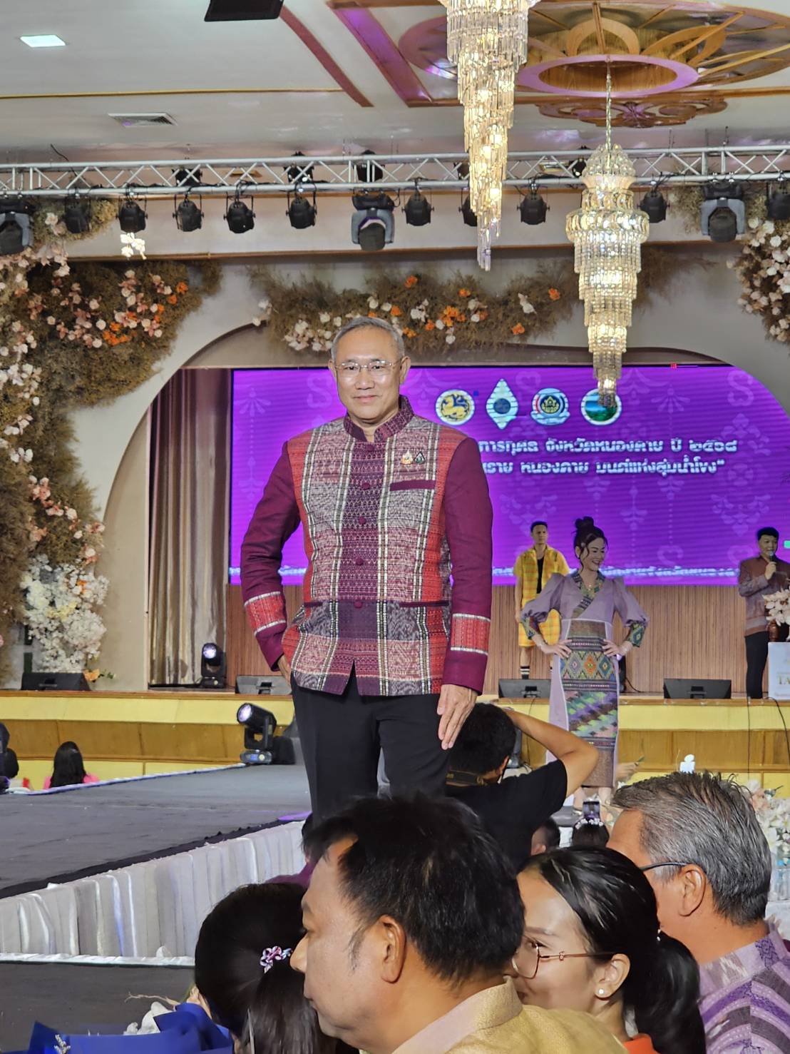 เวทีลุ่มน้ำโขงลุกเป็นไฟ! หนองคายจัดเดินแบบแฟชั่นโชว์ผ้าไทยสุดยิ่งใหญ่ สืบสานภูมิปัญญาท้องถิ่น “เสน่ห์อาภรณ์พรรณราย หนองคาย มนต์แห่งลุ่มน้ำโขง”