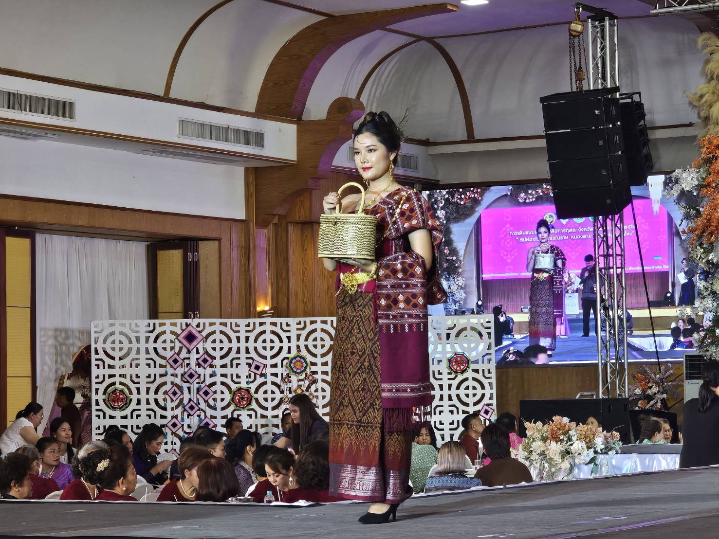 เวทีลุ่มน้ำโขงลุกเป็นไฟ! หนองคายจัดเดินแบบแฟชั่นโชว์ผ้าไทยสุดยิ่งใหญ่ สืบสานภูมิปัญญาท้องถิ่น “เสน่ห์อาภรณ์พรรณราย หนองคาย มนต์แห่งลุ่มน้ำโขง”