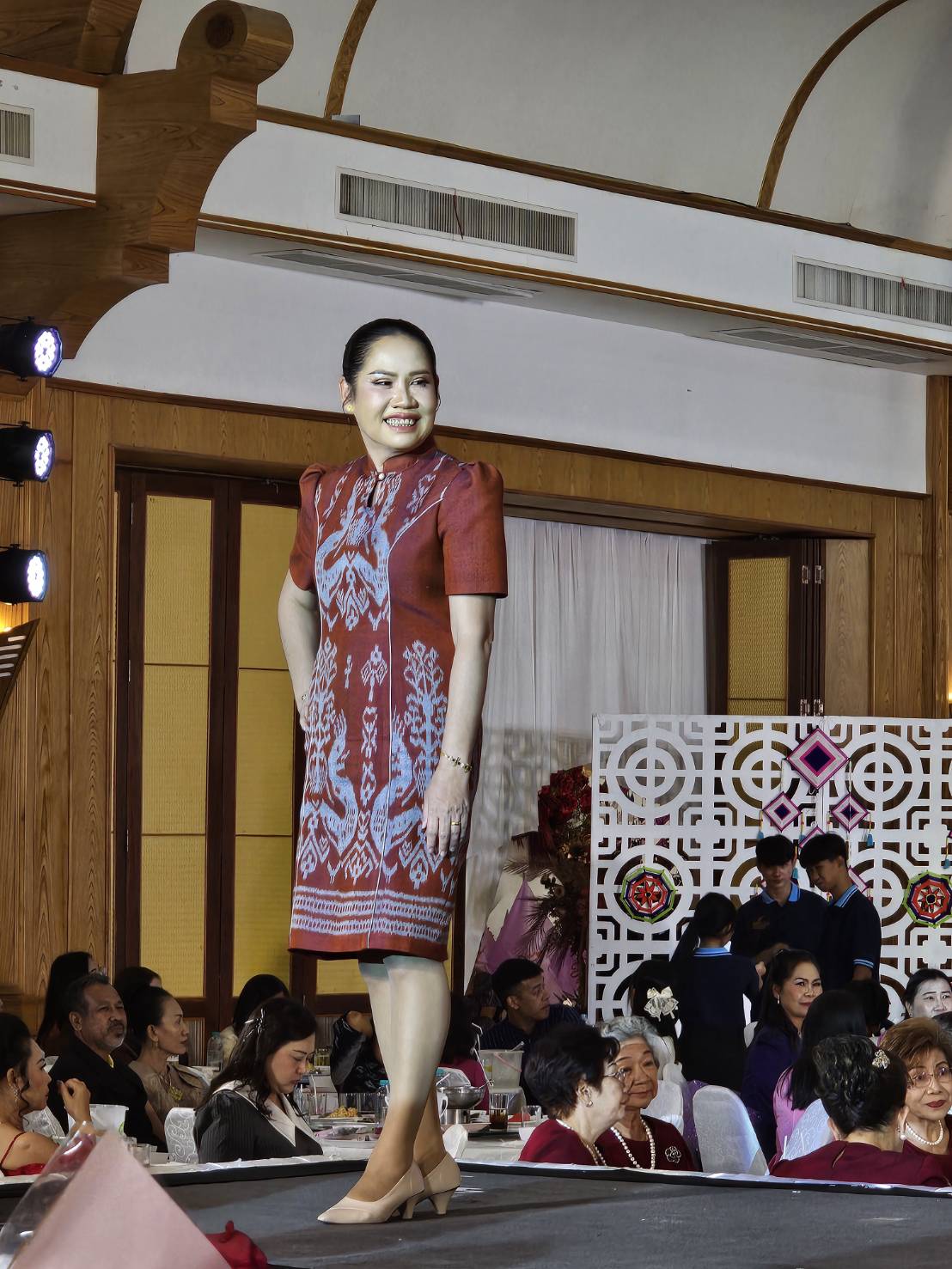 เวทีลุ่มน้ำโขงลุกเป็นไฟ! หนองคายจัดเดินแบบแฟชั่นโชว์ผ้าไทยสุดยิ่งใหญ่ สืบสานภูมิปัญญาท้องถิ่น “เสน่ห์อาภรณ์พรรณราย หนองคาย มนต์แห่งลุ่มน้ำโขง”