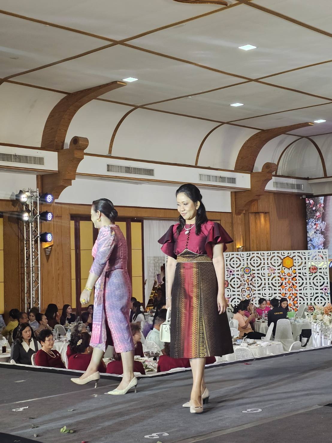 เวทีลุ่มน้ำโขงลุกเป็นไฟ! หนองคายจัดเดินแบบแฟชั่นโชว์ผ้าไทยสุดยิ่งใหญ่ สืบสานภูมิปัญญาท้องถิ่น “เสน่ห์อาภรณ์พรรณราย หนองคาย มนต์แห่งลุ่มน้ำโขง”