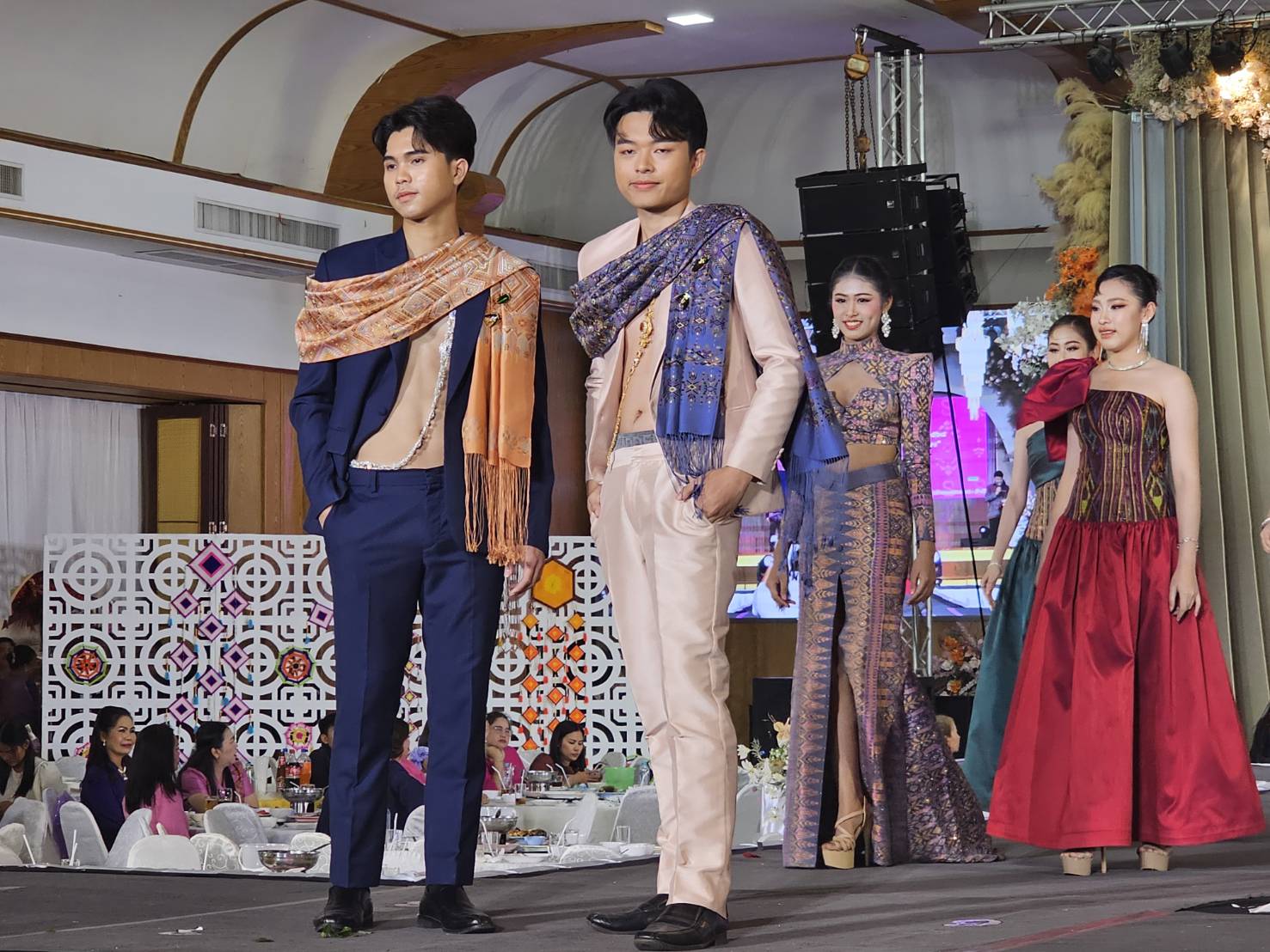 เวทีลุ่มน้ำโขงลุกเป็นไฟ! หนองคายจัดเดินแบบแฟชั่นโชว์ผ้าไทยสุดยิ่งใหญ่ สืบสานภูมิปัญญาท้องถิ่น “เสน่ห์อาภรณ์พรรณราย หนองคาย มนต์แห่งลุ่มน้ำโขง”