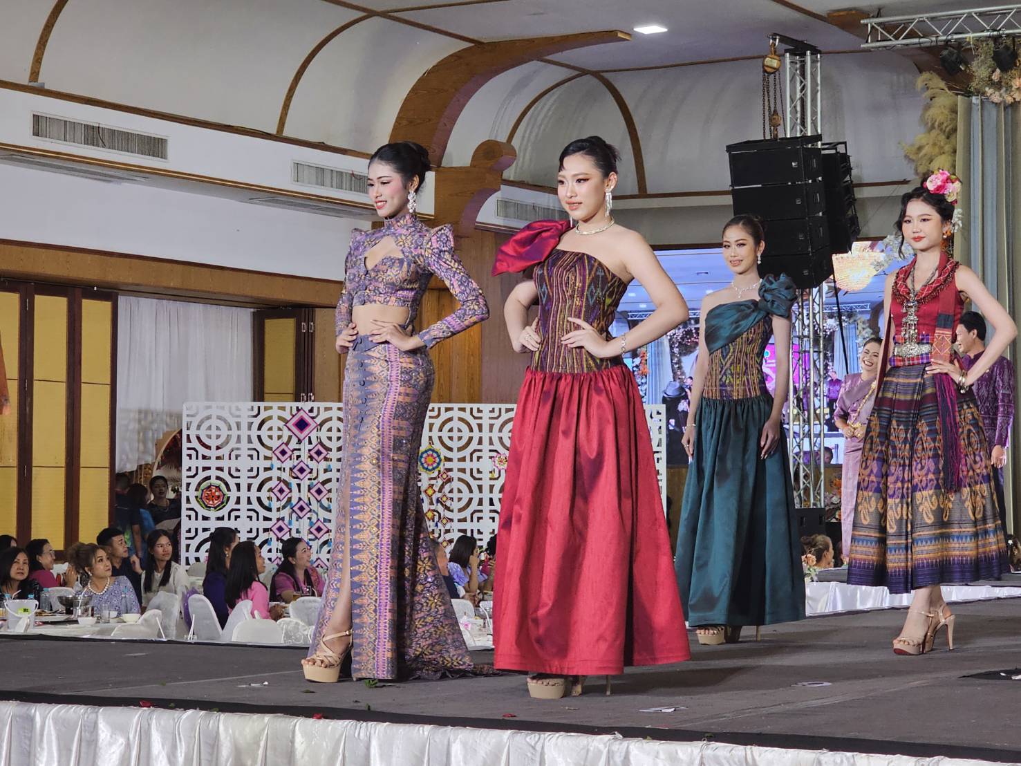 เวทีลุ่มน้ำโขงลุกเป็นไฟ! หนองคายจัดเดินแบบแฟชั่นโชว์ผ้าไทยสุดยิ่งใหญ่ สืบสานภูมิปัญญาท้องถิ่น “เสน่ห์อาภรณ์พรรณราย หนองคาย มนต์แห่งลุ่มน้ำโขง”