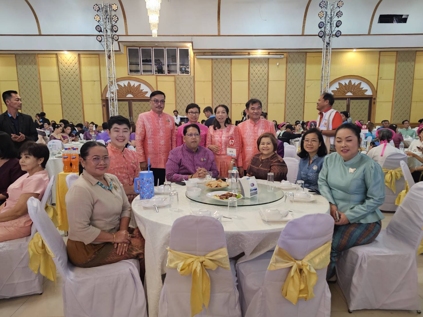 เวทีลุ่มน้ำโขงลุกเป็นไฟ! หนองคายจัดเดินแบบแฟชั่นโชว์ผ้าไทยสุดยิ่งใหญ่ สืบสานภูมิปัญญาท้องถิ่น “เสน่ห์อาภรณ์พรรณราย หนองคาย มนต์แห่งลุ่มน้ำโขง”