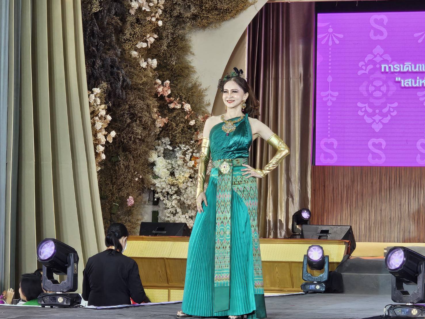 เวทีลุ่มน้ำโขงลุกเป็นไฟ! หนองคายจัดเดินแบบแฟชั่นโชว์ผ้าไทยสุดยิ่งใหญ่ สืบสานภูมิปัญญาท้องถิ่น “เสน่ห์อาภรณ์พรรณราย หนองคาย มนต์แห่งลุ่มน้ำโขง”