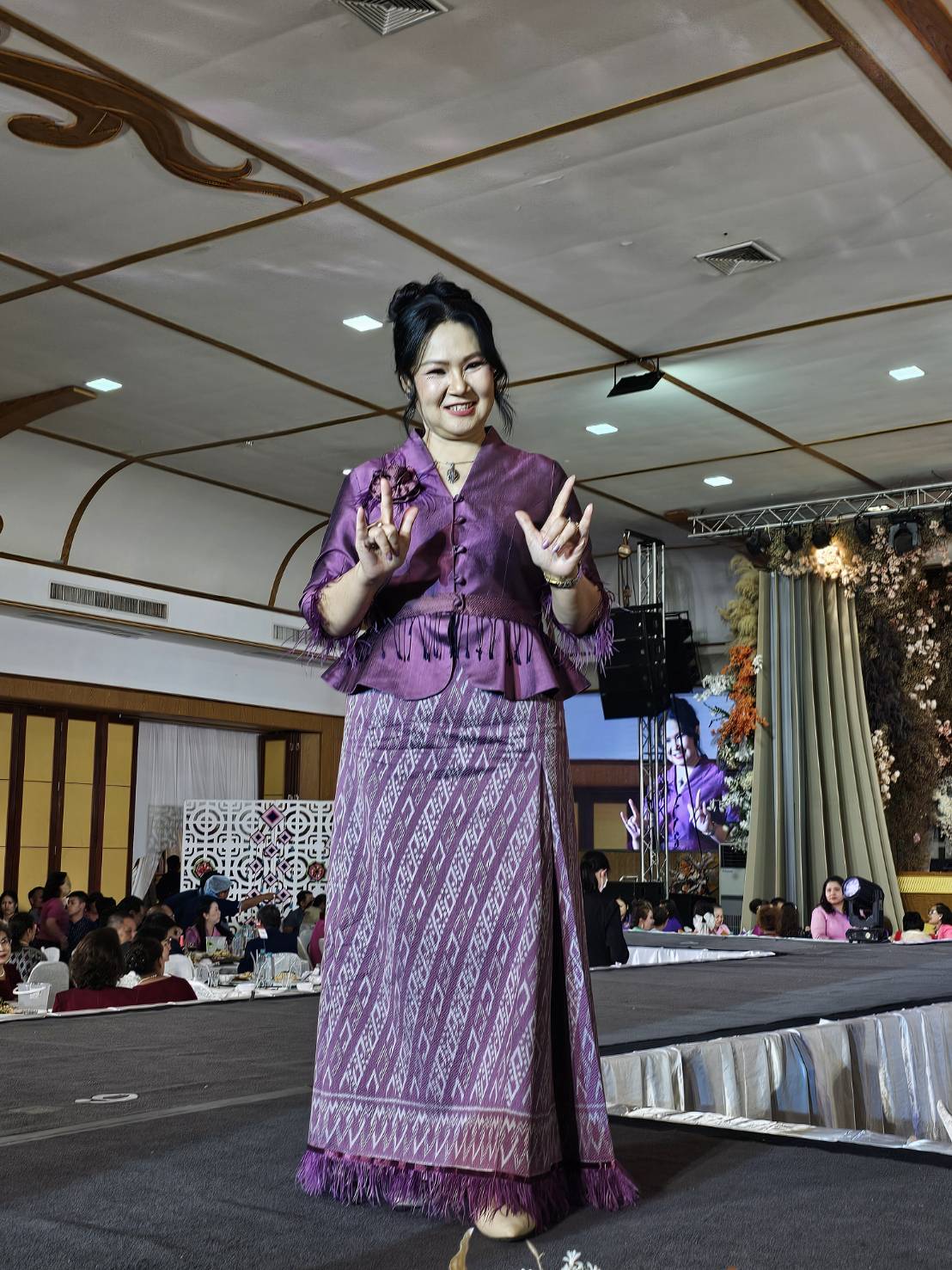 เวทีลุ่มน้ำโขงลุกเป็นไฟ! หนองคายจัดเดินแบบแฟชั่นโชว์ผ้าไทยสุดยิ่งใหญ่ สืบสานภูมิปัญญาท้องถิ่น “เสน่ห์อาภรณ์พรรณราย หนองคาย มนต์แห่งลุ่มน้ำโขง”