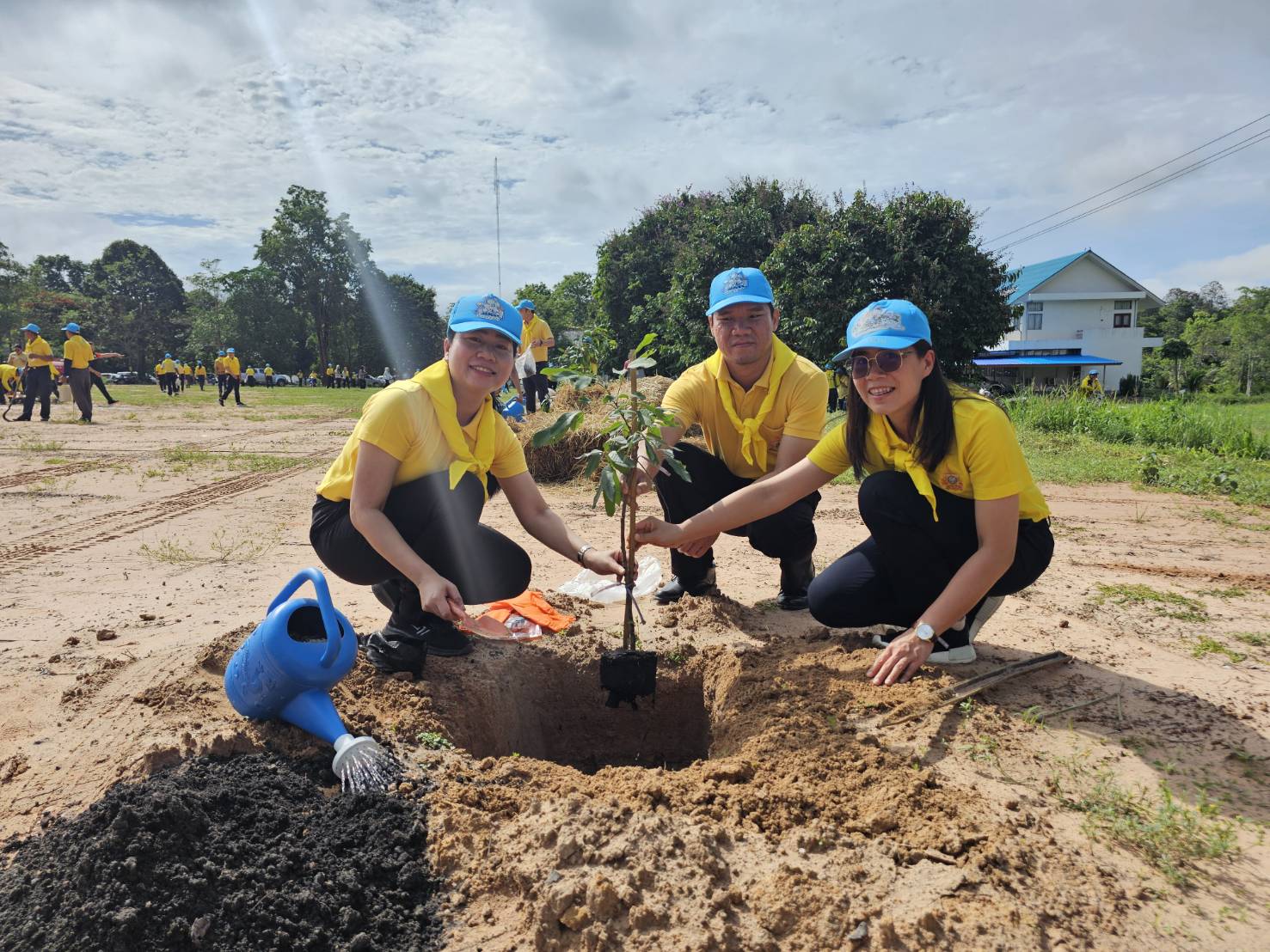 พช.หนองคาย ร่วมกิจกรรมจิตอาสาพัฒนา เนื่องในวันพระบาทสมเด็จพระปกเกล้าเจ้าอยู่หัว “กิจกรรมจิตอาสาพัฒนาสิ่งแวดล้อมและบำเพ็ญสาธารณประโยชน์”