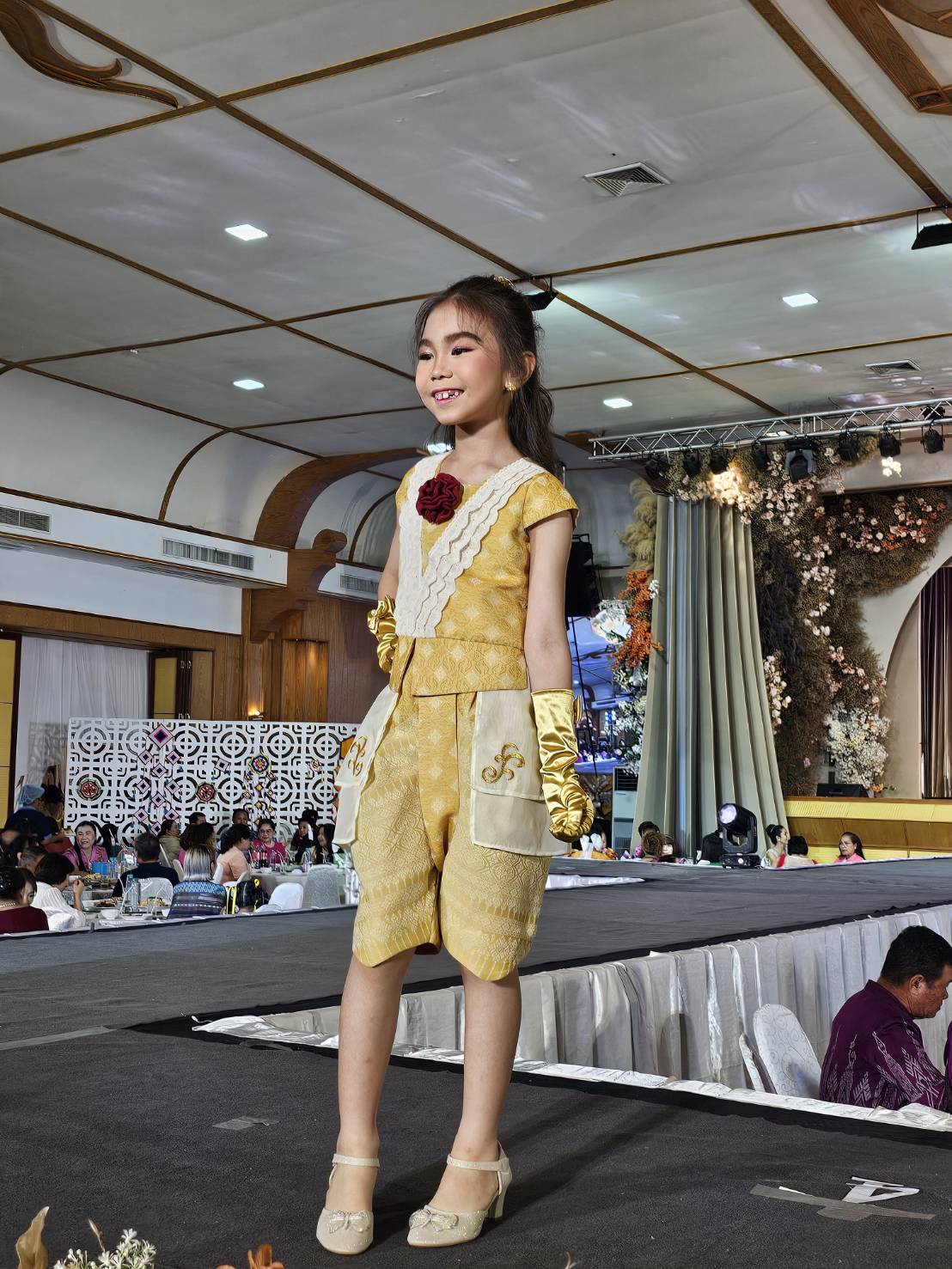 เวทีลุ่มน้ำโขงลุกเป็นไฟ! หนองคายจัดเดินแบบแฟชั่นโชว์ผ้าไทยสุดยิ่งใหญ่ สืบสานภูมิปัญญาท้องถิ่น “เสน่ห์อาภรณ์พรรณราย หนองคาย มนต์แห่งลุ่มน้ำโขง”