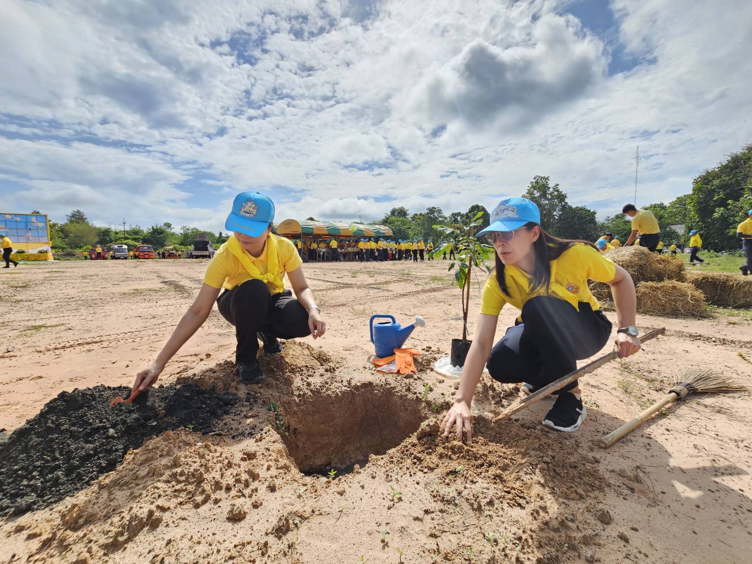 พช.หนองคาย ร่วมกิจกรรมจิตอาสาพัฒนา เนื่องในวันพระบาทสมเด็จพระปกเกล้าเจ้าอยู่หัว “กิจกรรมจิตอาสาพัฒนาสิ่งแวดล้อมและบำเพ็ญสาธารณประโยชน์”